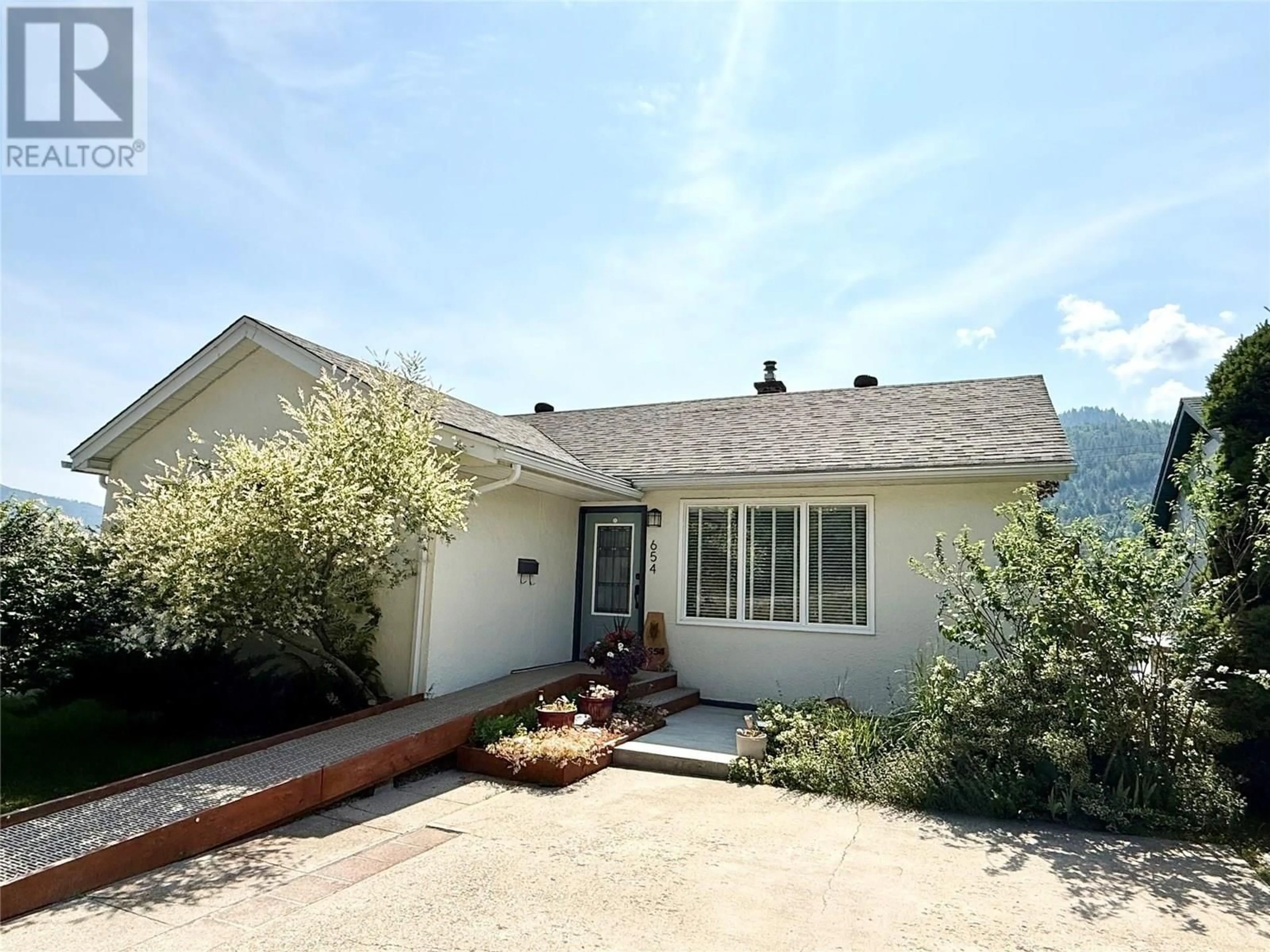 Home with vinyl exterior material, mountain view for 654 SCHOFIELD HIGHWAY, Warfield British Columbia V1R2G8