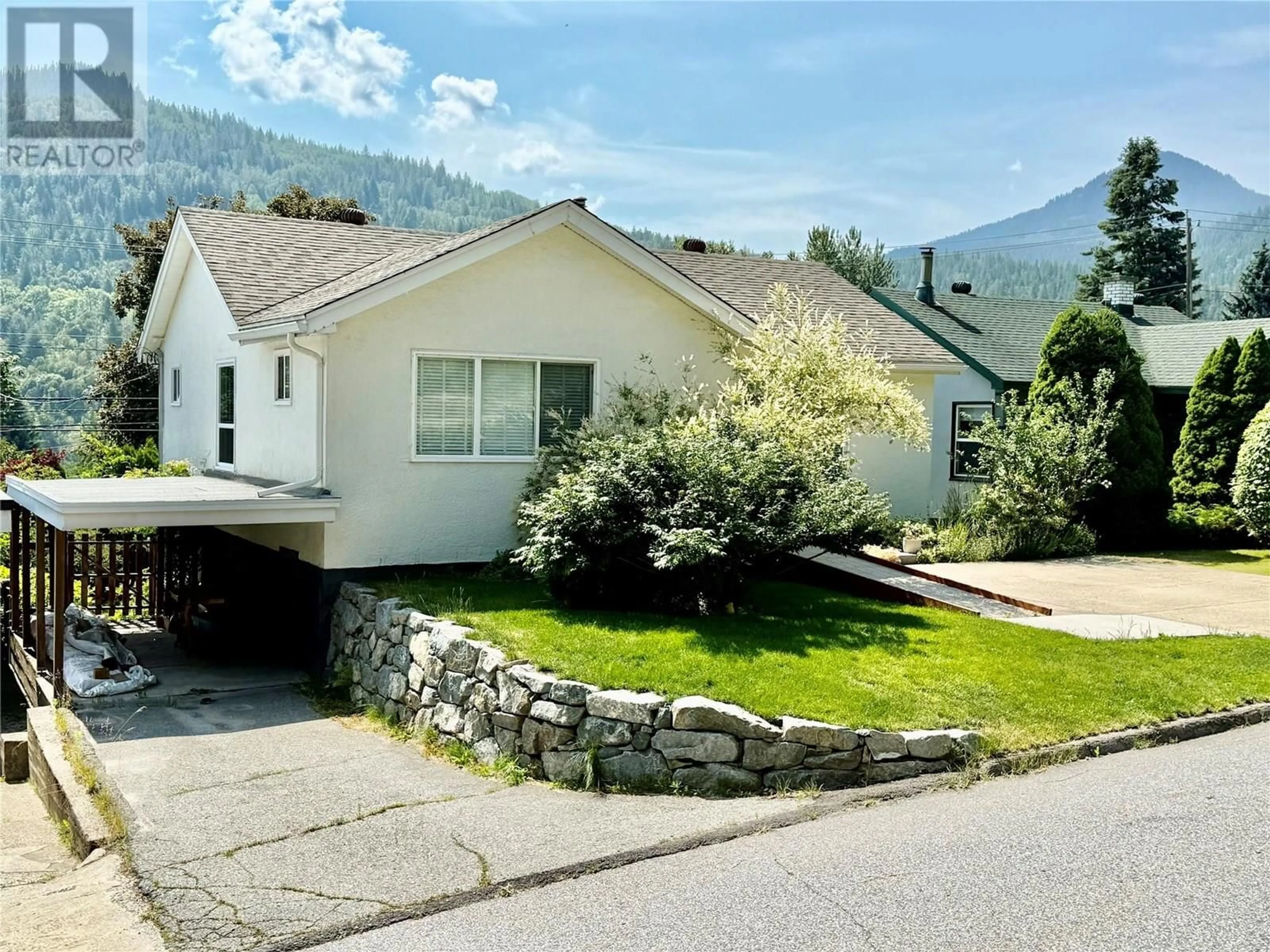 A pic from outside/outdoor area/front of a property/back of a property/a pic from drone, mountain view for 654 SCHOFIELD HIGHWAY, Warfield British Columbia V1R2G8
