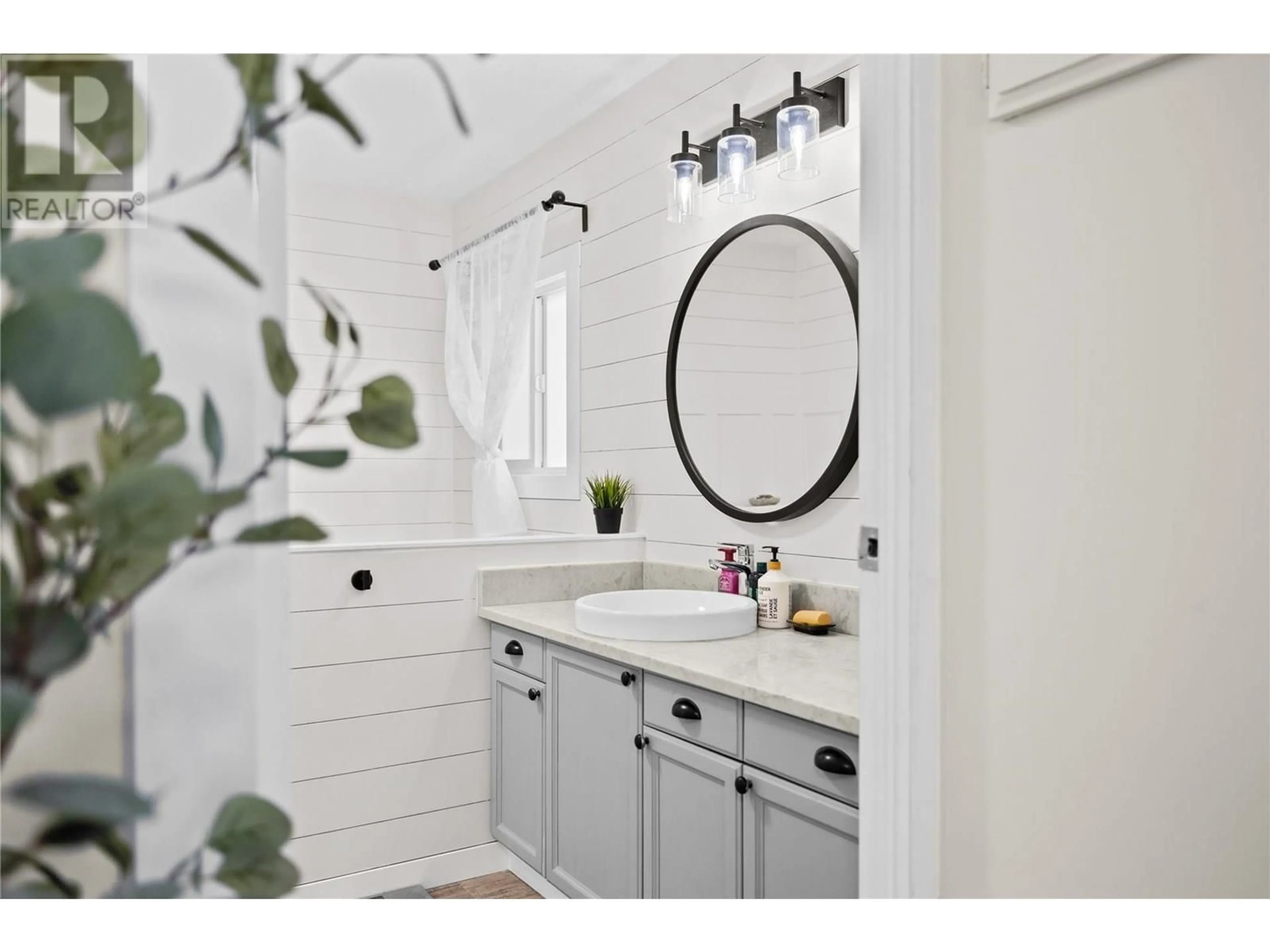 Contemporary bathroom, ceramic/tile floor for 26 - 2005 BOUCHERIE ROAD, West Kelowna British Columbia V4T1R4