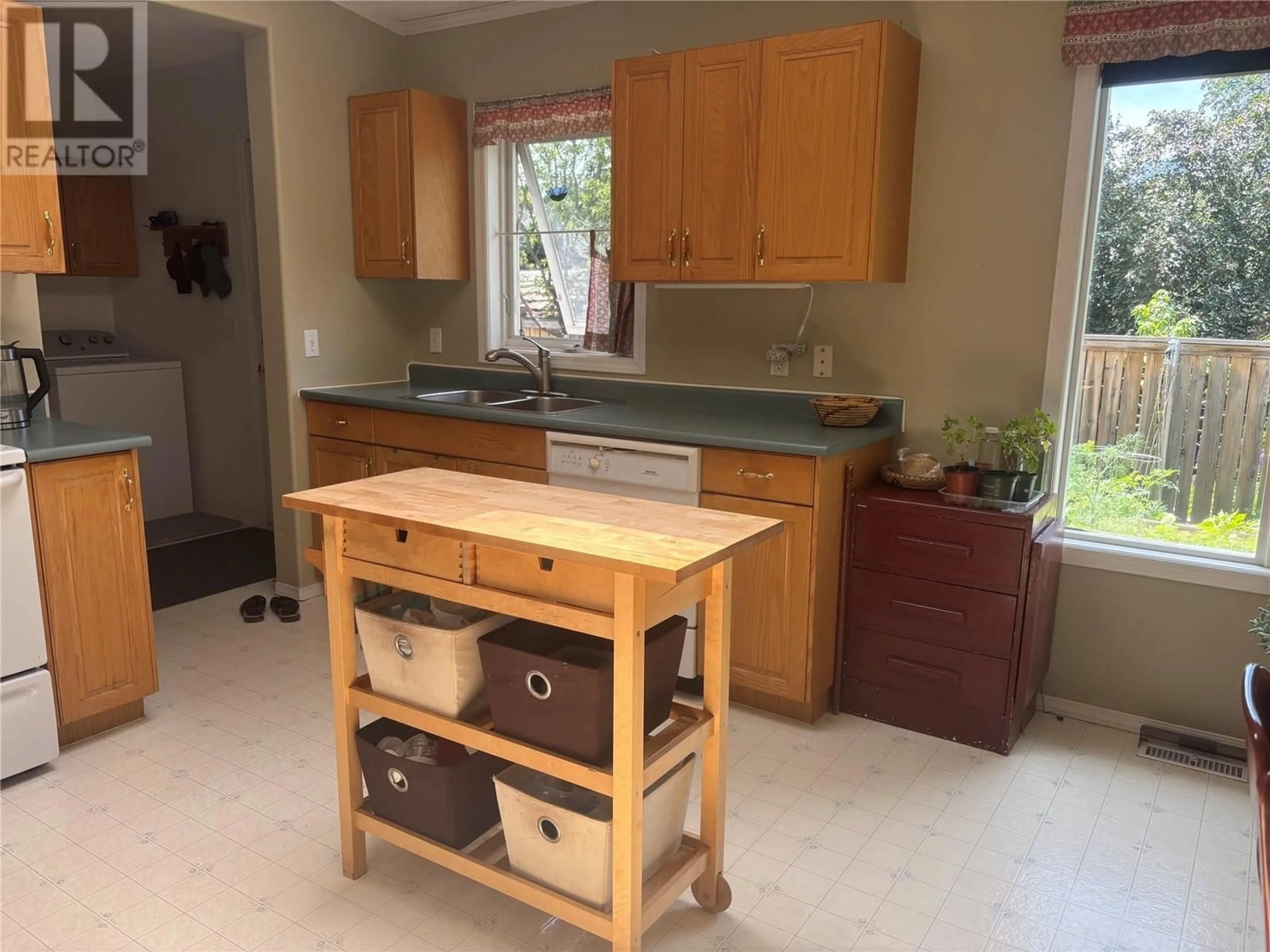 Standard kitchen, unknown for 1291 4TH AVENUE, Fernie British Columbia V0B1M0
