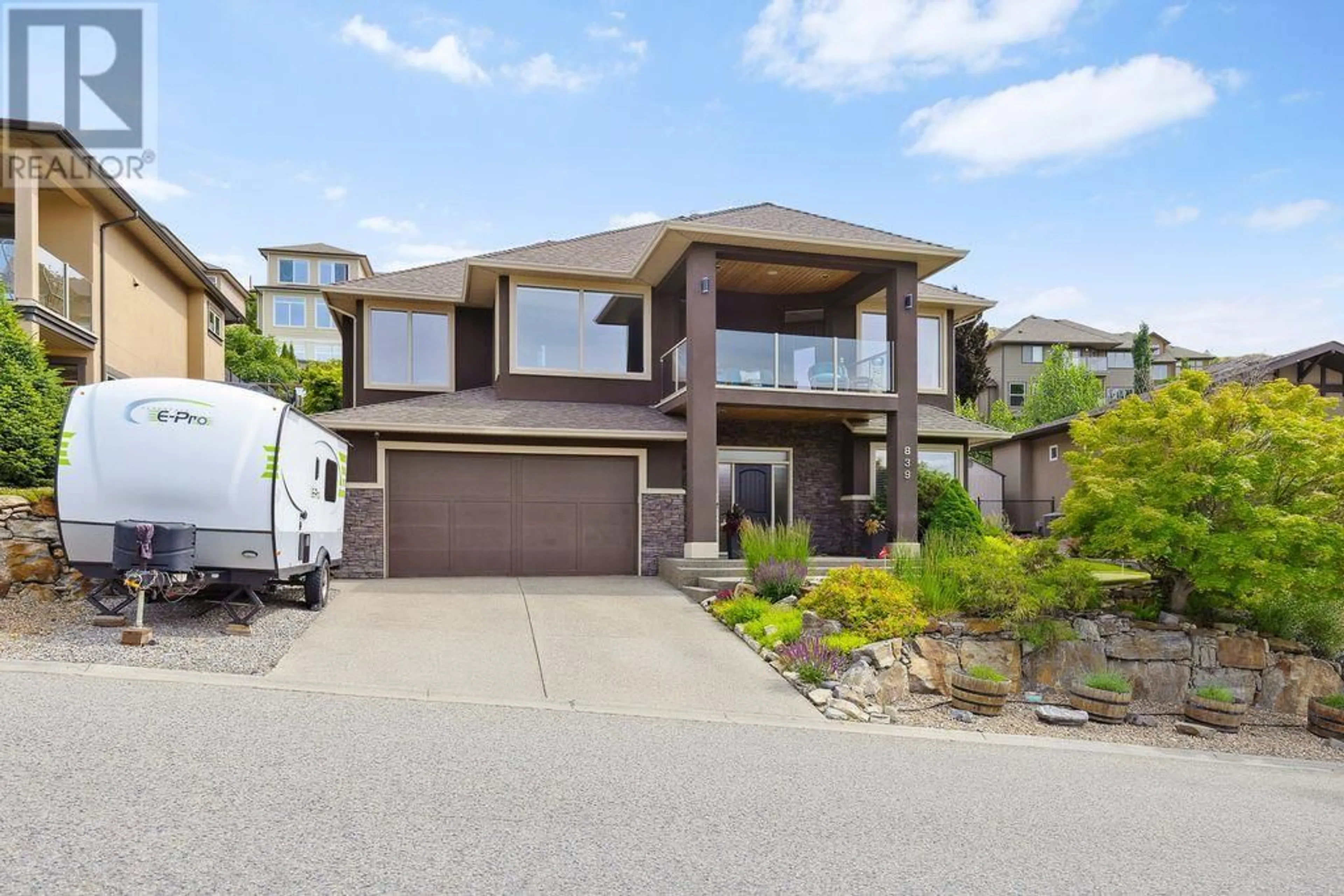 Home with vinyl exterior material, street for 839 CLARANCE AVENUE, Kelowna British Columbia V1W5H4
