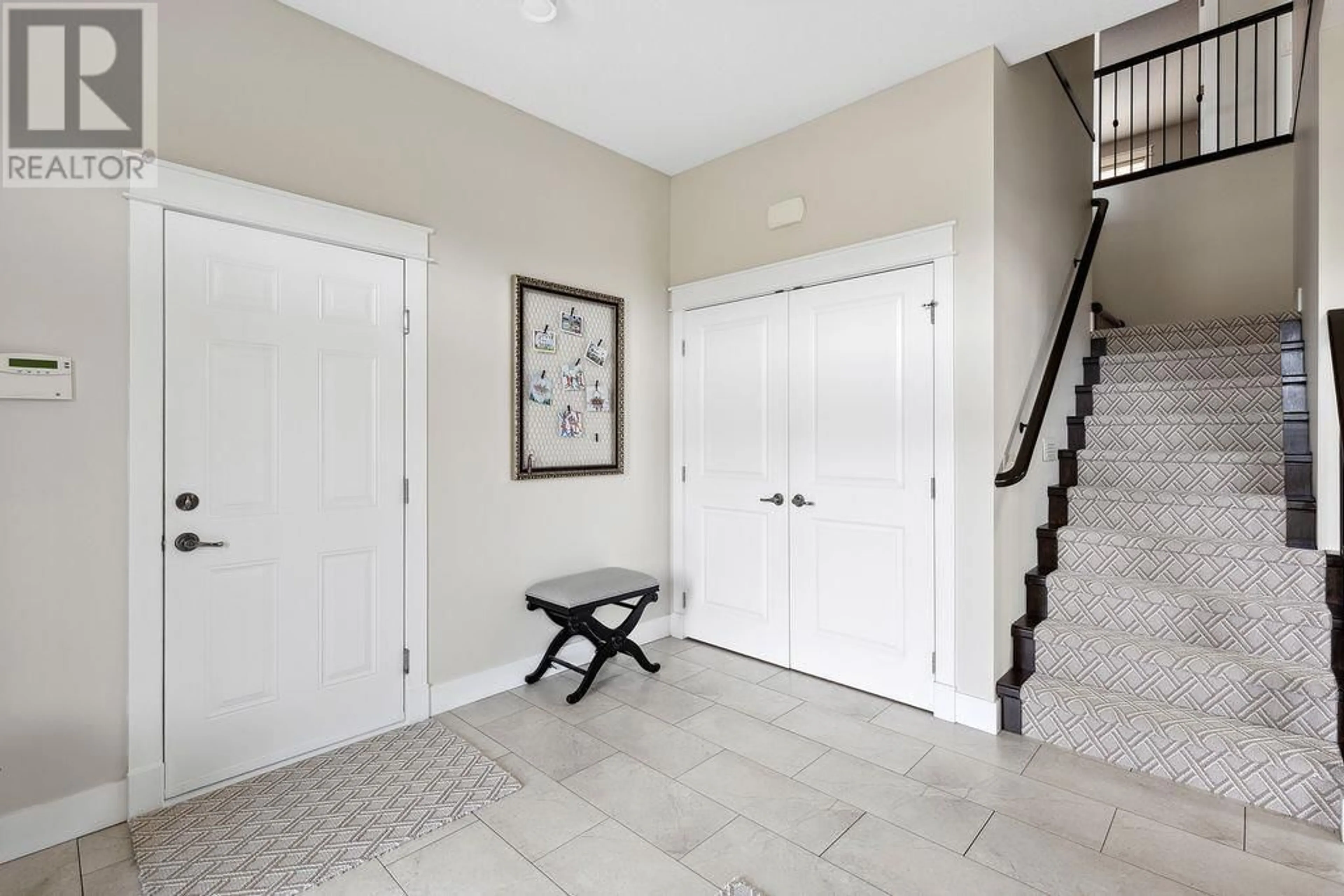 Indoor entryway for 839 CLARANCE AVENUE, Kelowna British Columbia V1W5H4