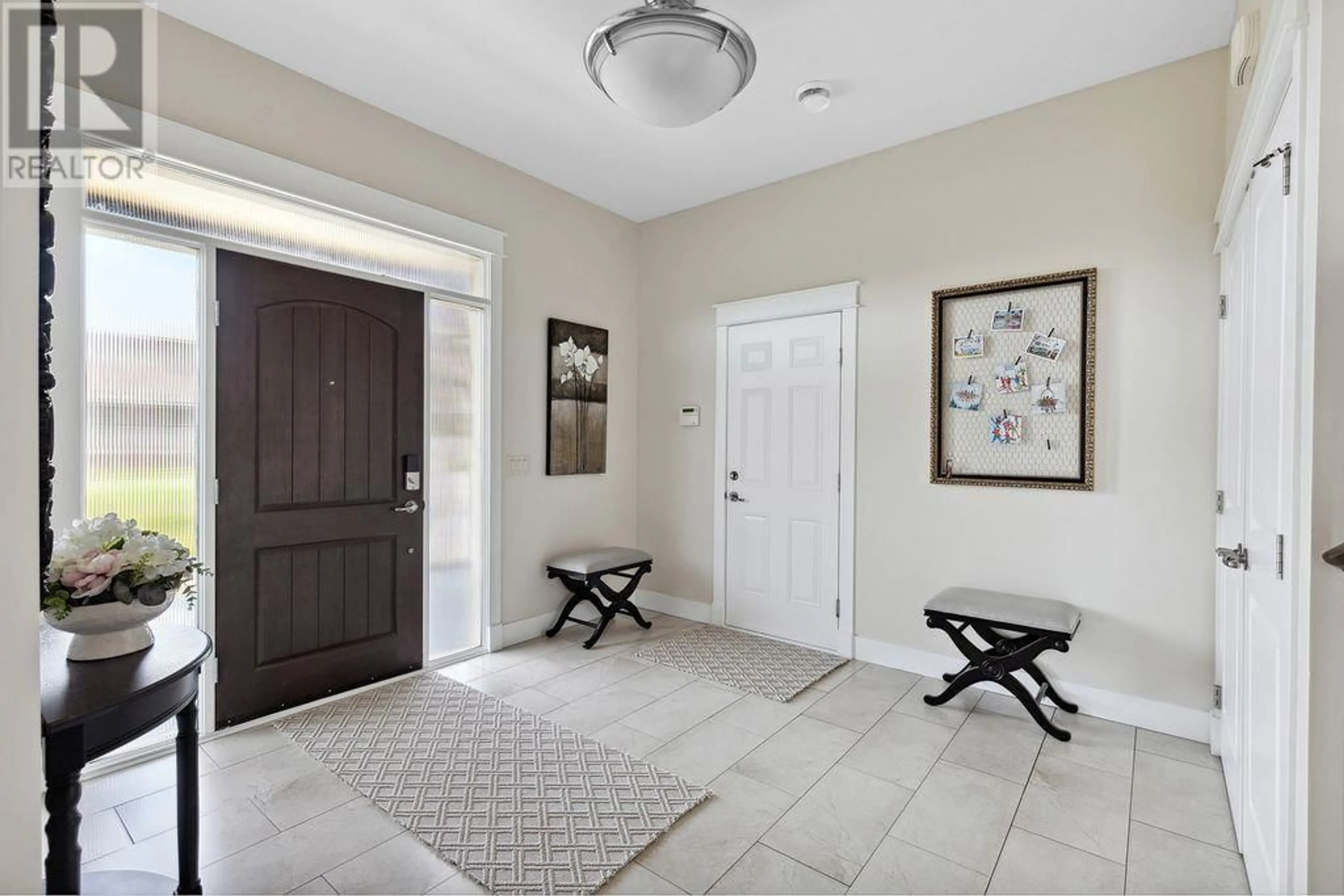 Indoor entryway for 839 CLARANCE AVENUE, Kelowna British Columbia V1W5H4