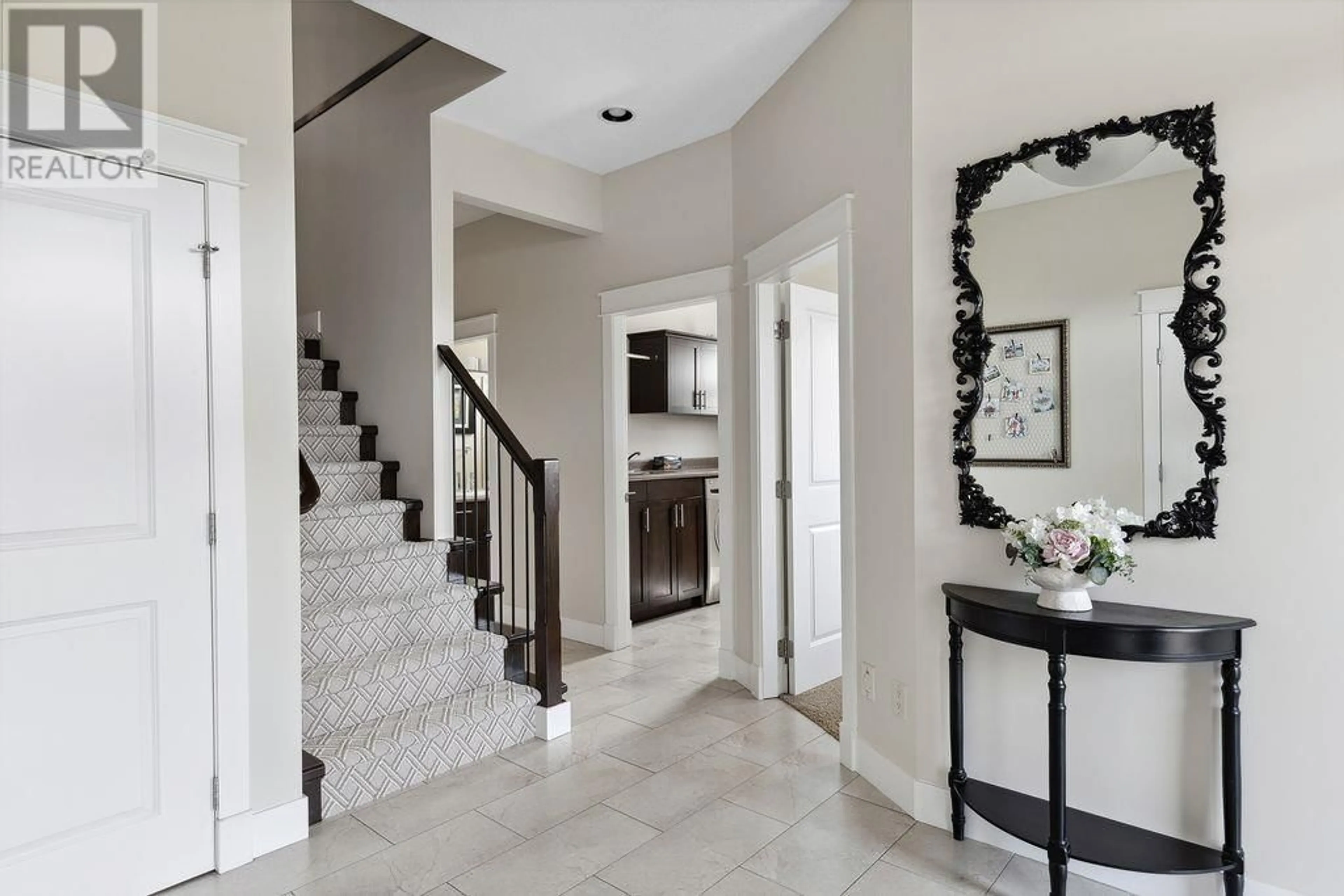 Indoor entryway for 839 CLARANCE AVENUE, Kelowna British Columbia V1W5H4