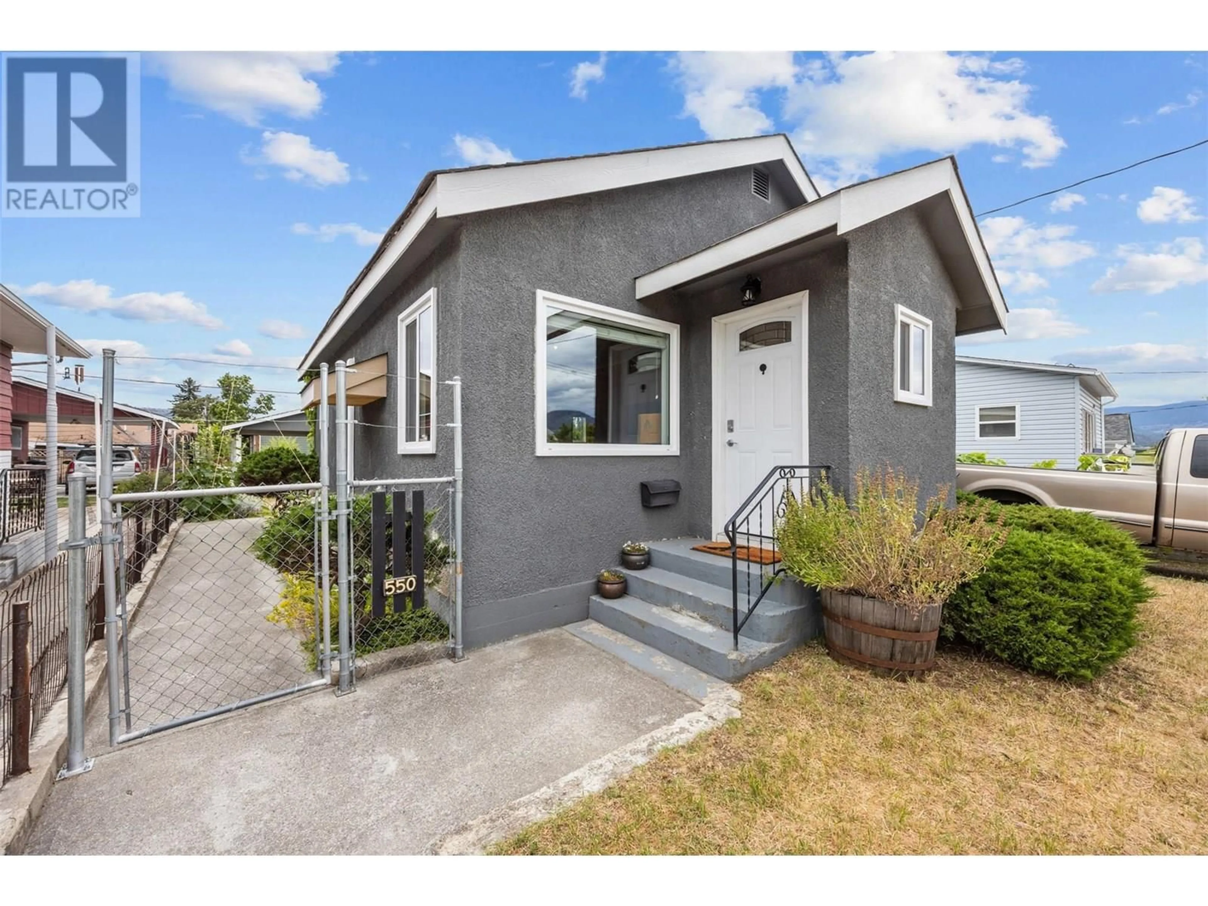 Home with vinyl exterior material, street for 550 BENNETT AVENUE, Penticton British Columbia V2A2P6