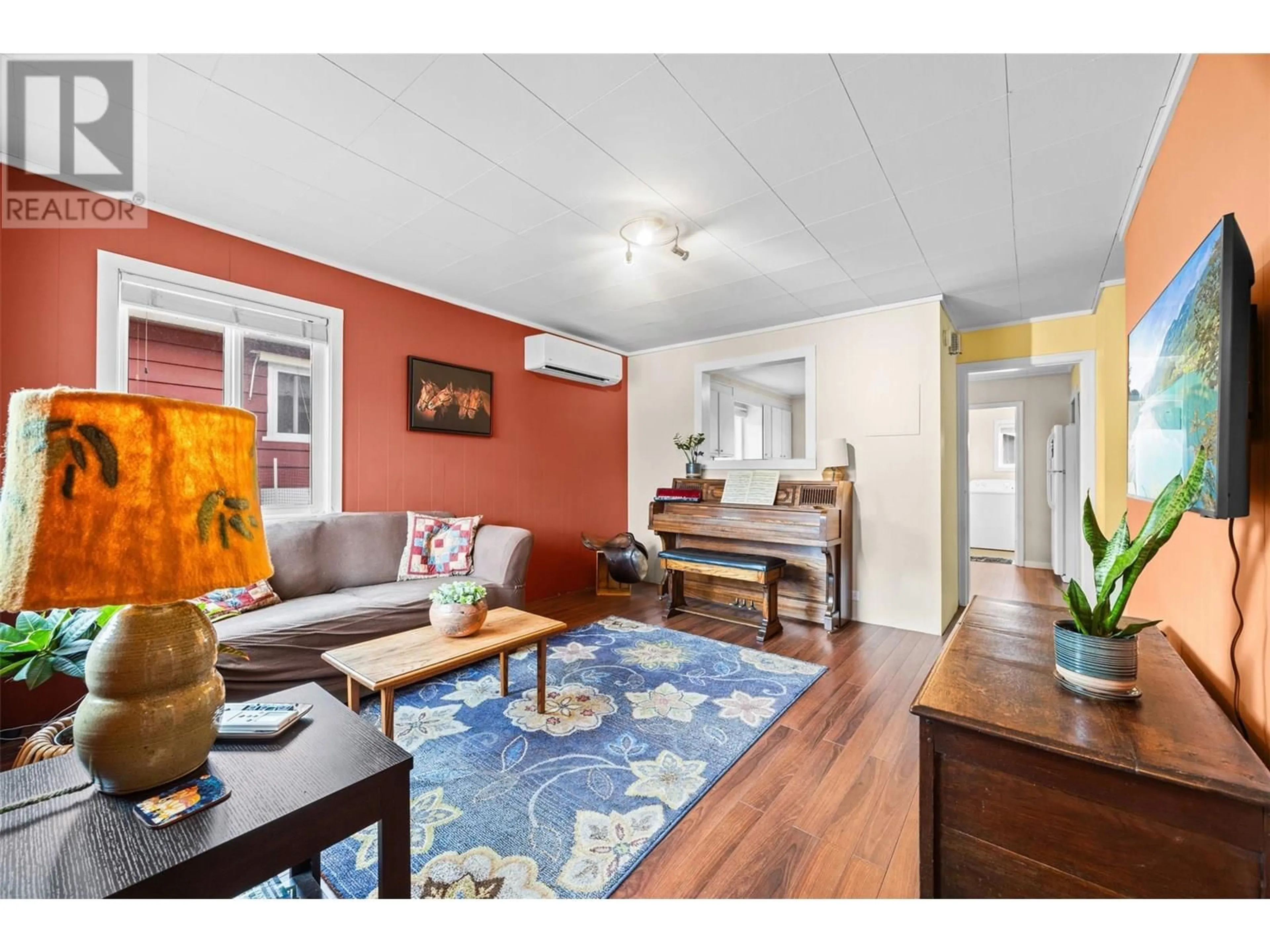Living room with furniture, wood/laminate floor for 550 BENNETT AVENUE, Penticton British Columbia V2A2P6