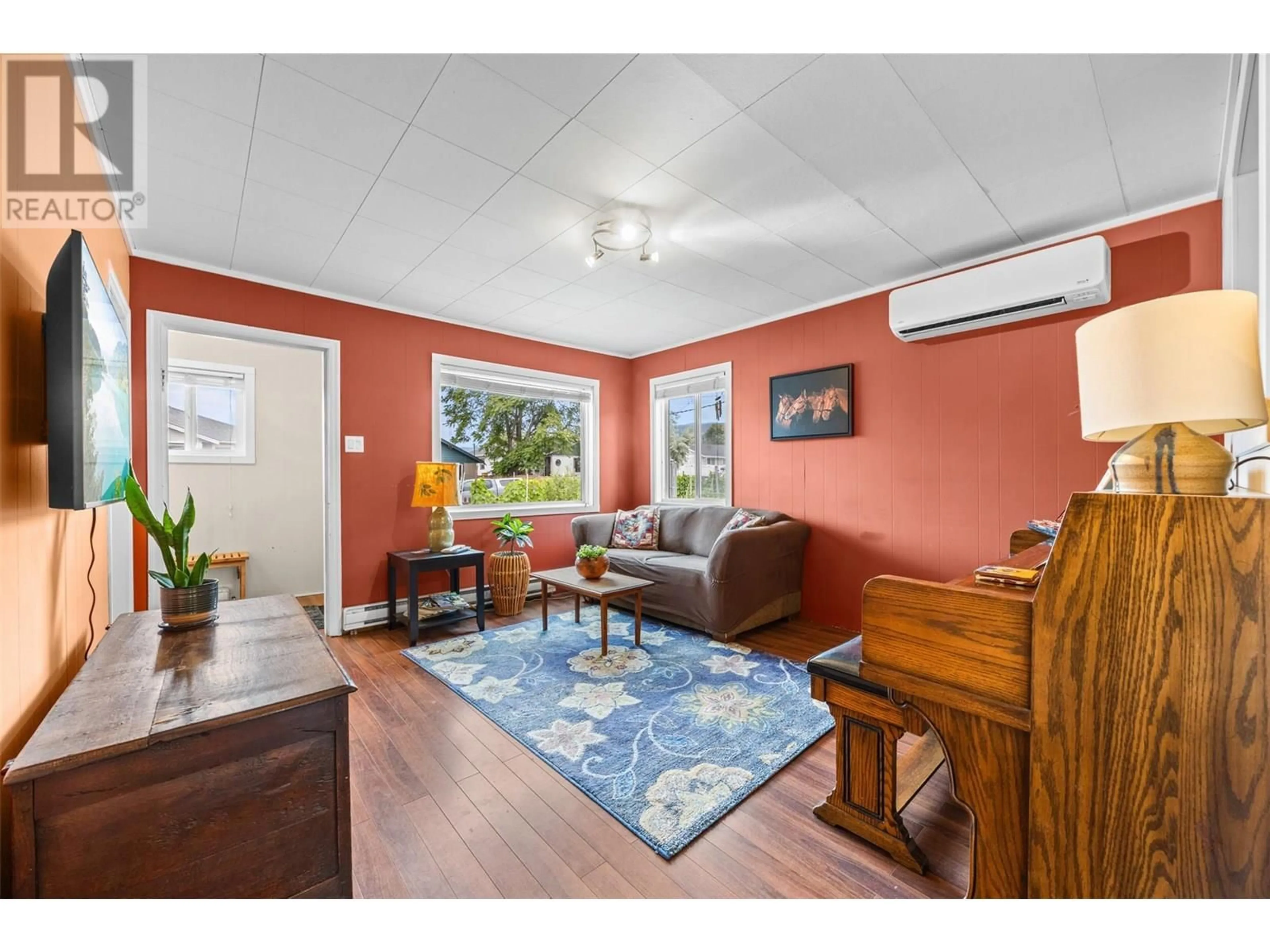 Living room with furniture, wood/laminate floor for 550 BENNETT AVENUE, Penticton British Columbia V2A2P6