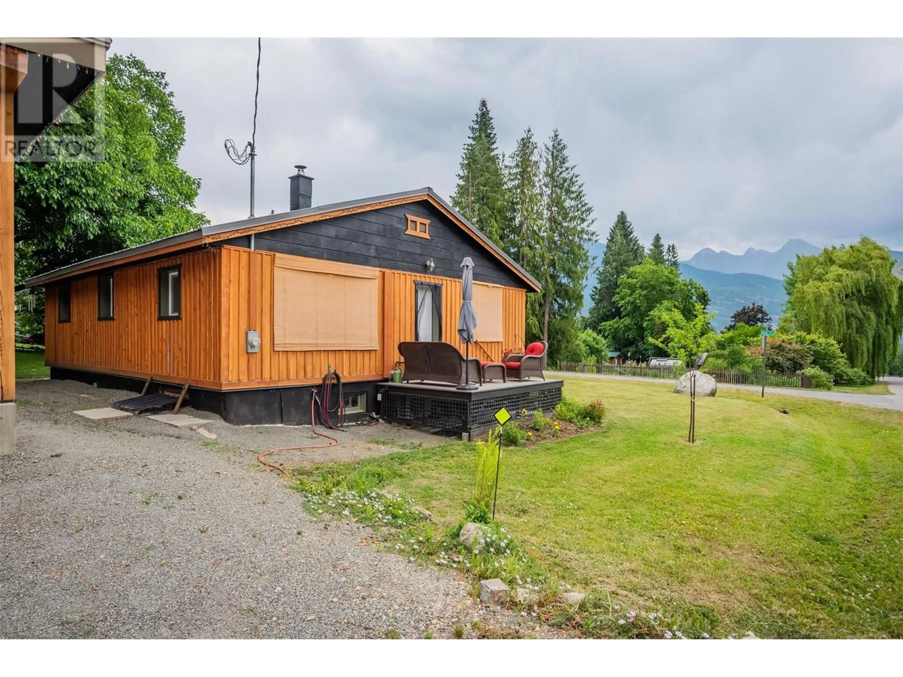 A pic from outside/outdoor area/front of a property/back of a property/a pic from drone, mountain view for 439 VIEW STREET, Kaslo British Columbia V0G1M0