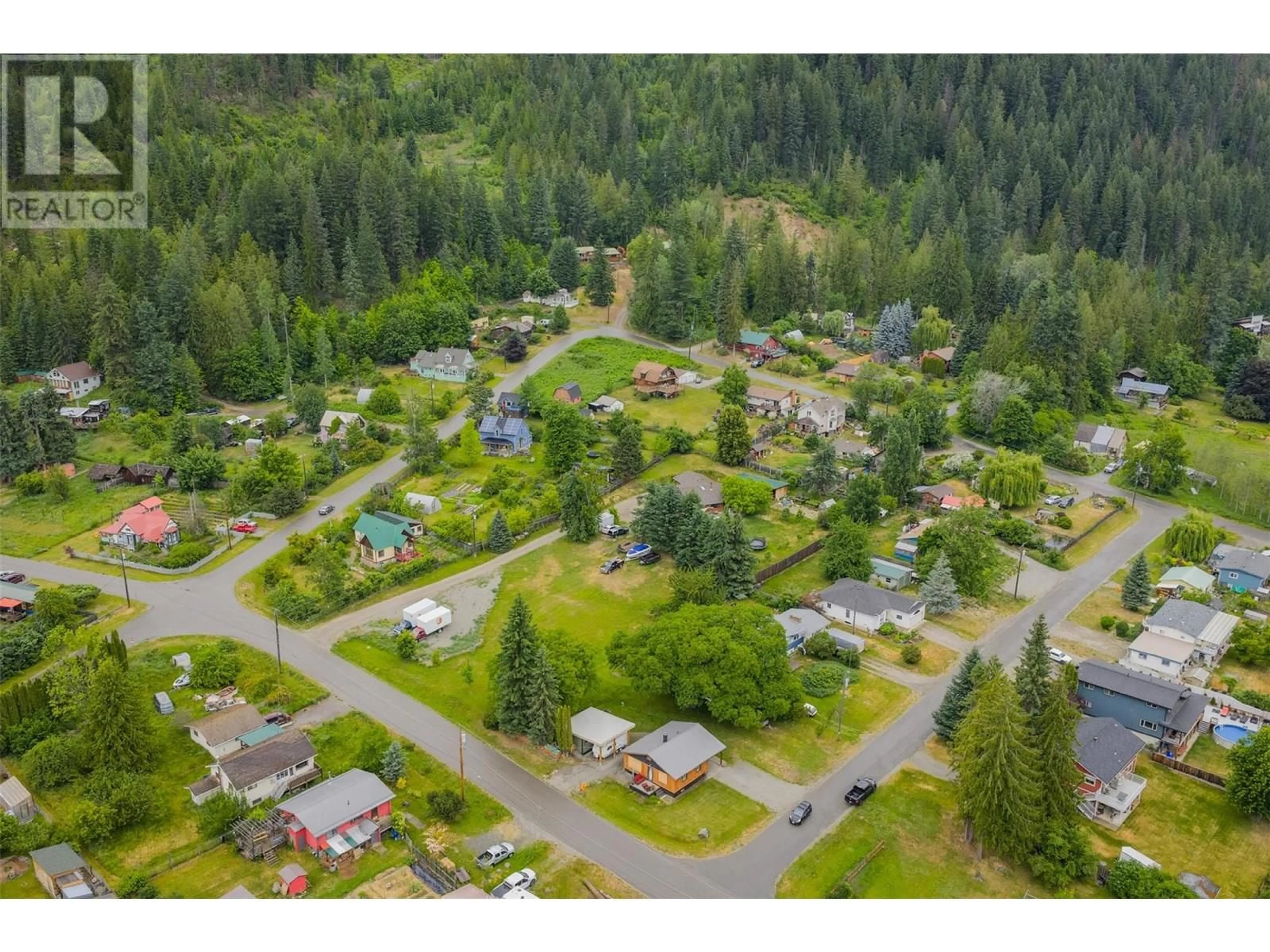 A pic from outside/outdoor area/front of a property/back of a property/a pic from drone, unknown for 439 VIEW STREET, Kaslo British Columbia V0G1M0