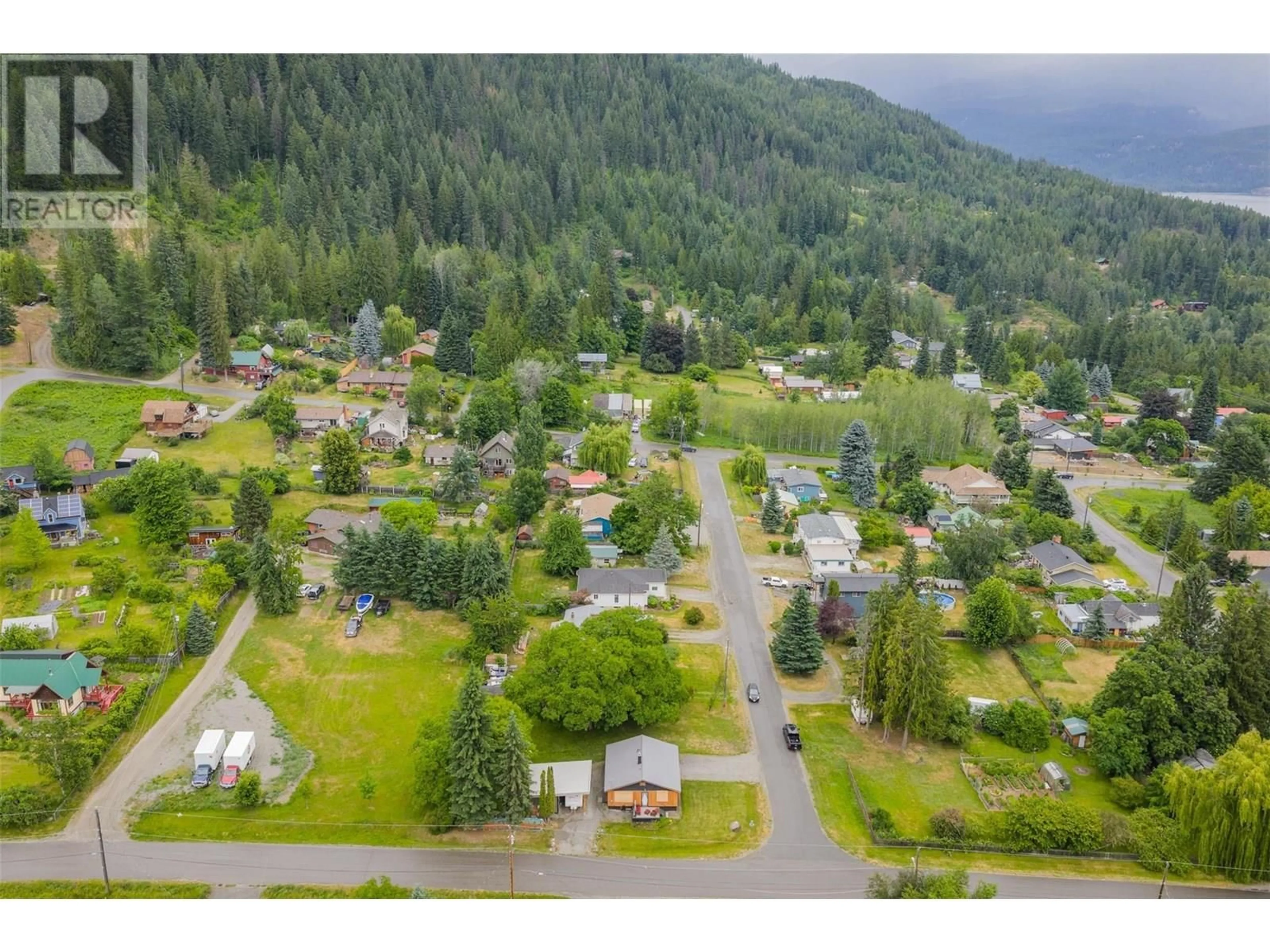 A pic from outside/outdoor area/front of a property/back of a property/a pic from drone, mountain view for 439 VIEW STREET, Kaslo British Columbia V0G1M0