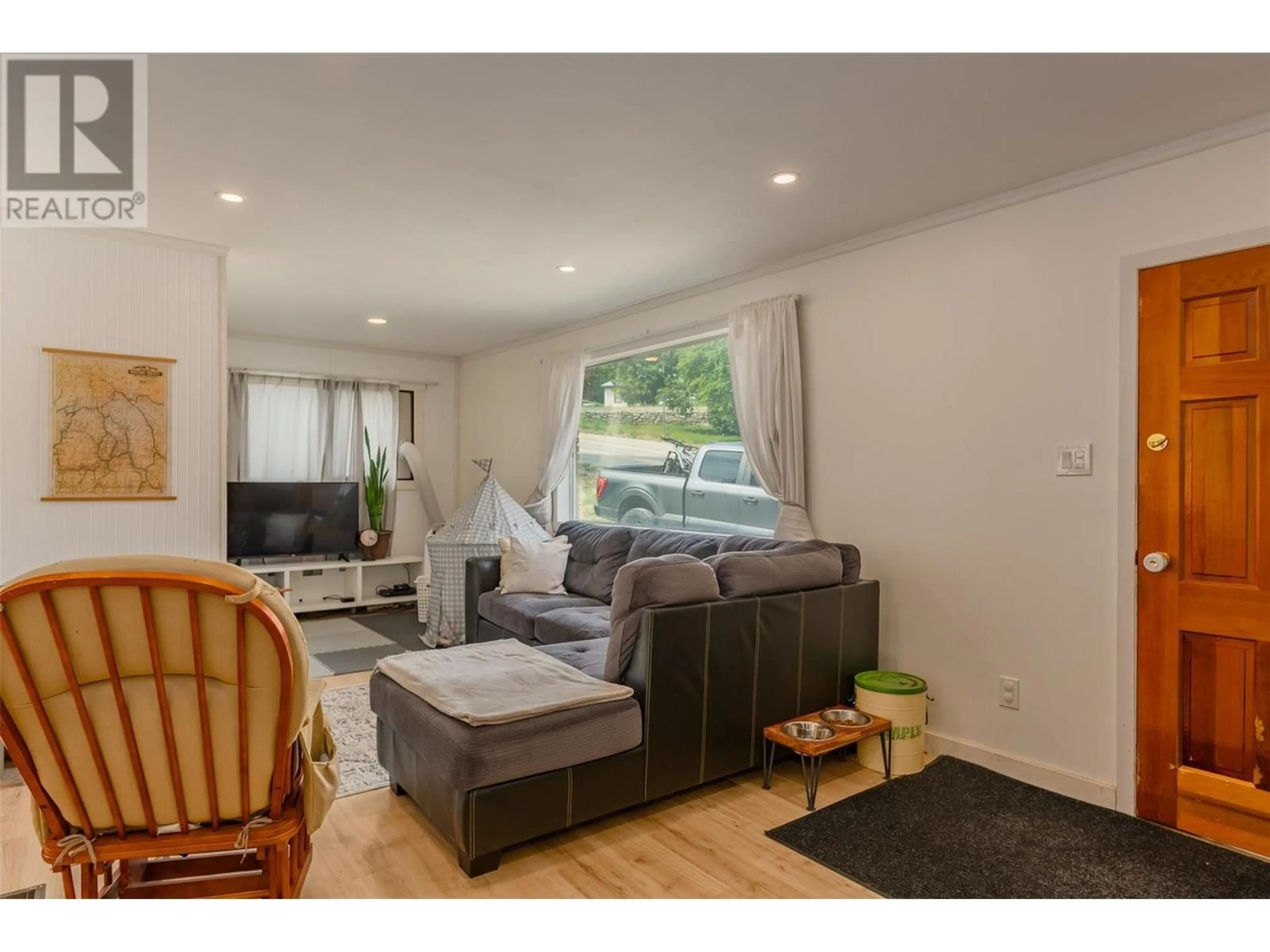 Living room with furniture, wood/laminate floor for 1953 PLEWMAN WAY, Rossland British Columbia V0G1Y0
