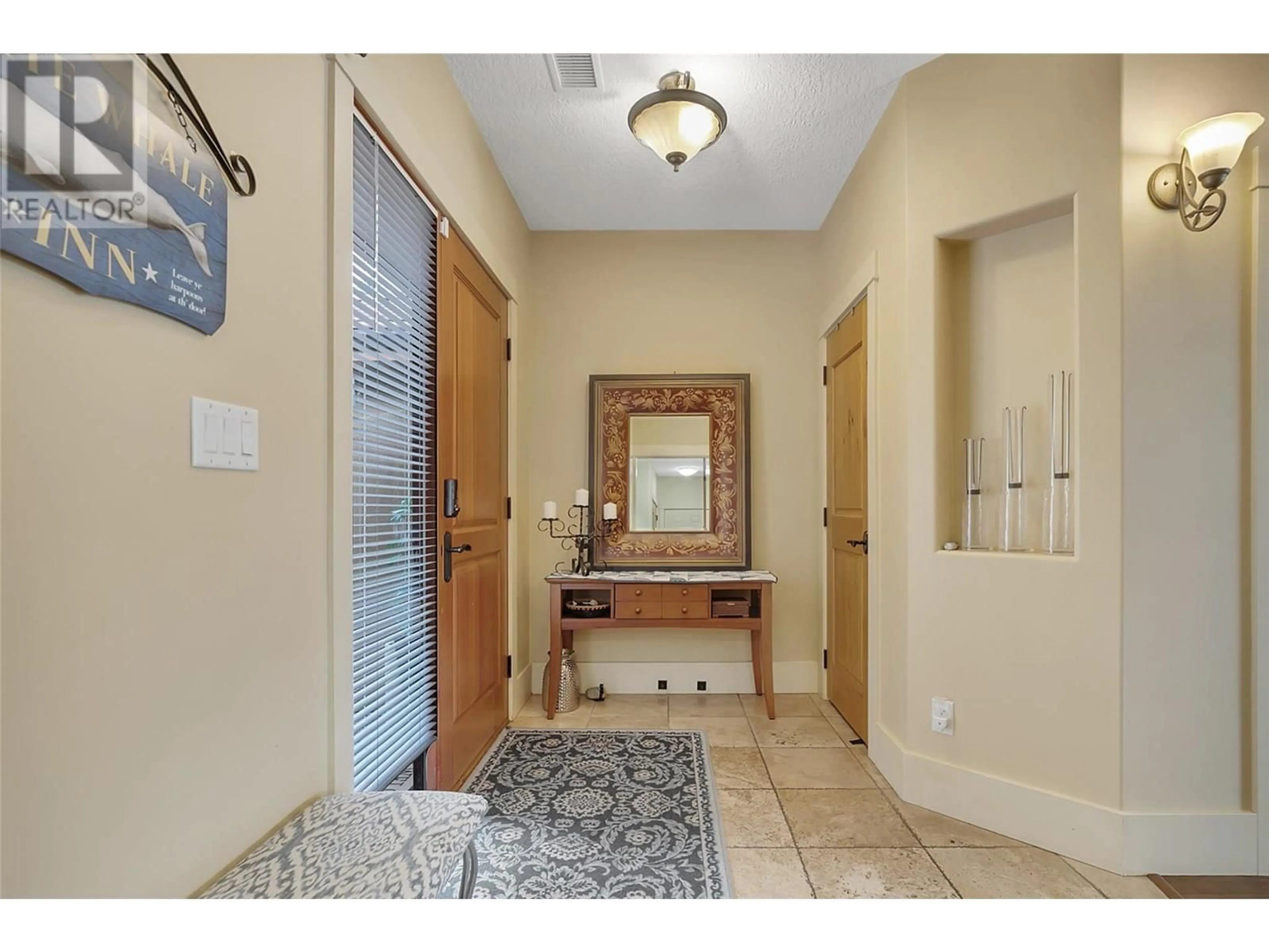 Indoor entryway for 105 - 14419 DOWNTOWN AVENUE, Summerland British Columbia V0H1Z6
