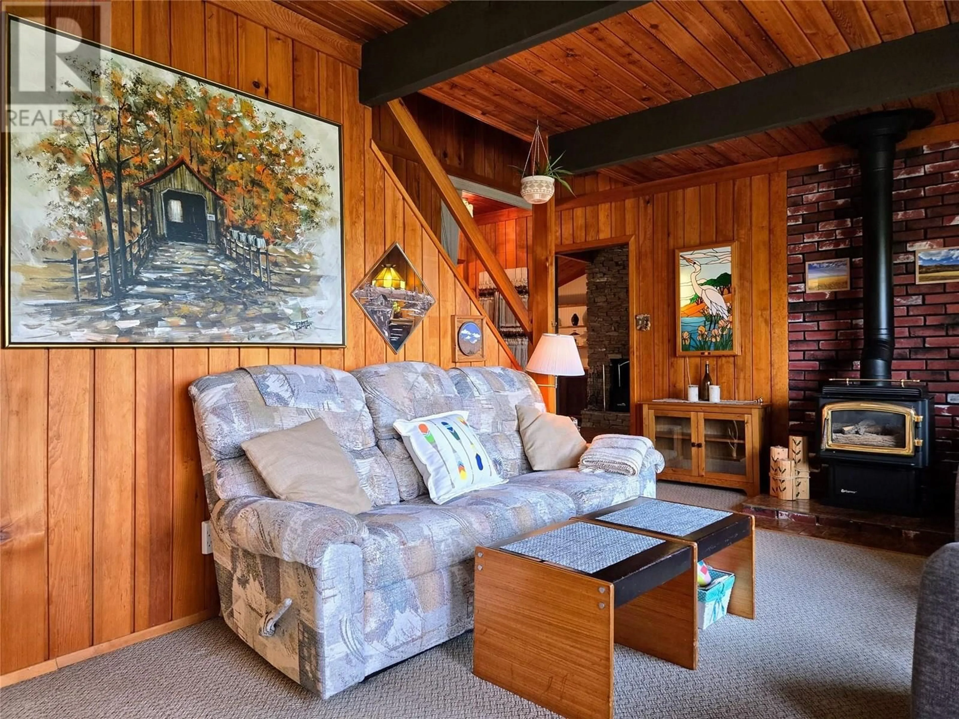 Living room with furniture, wood/laminate floor for 782 LAKEVIEW ROAD, Invermere British Columbia V0A1K3