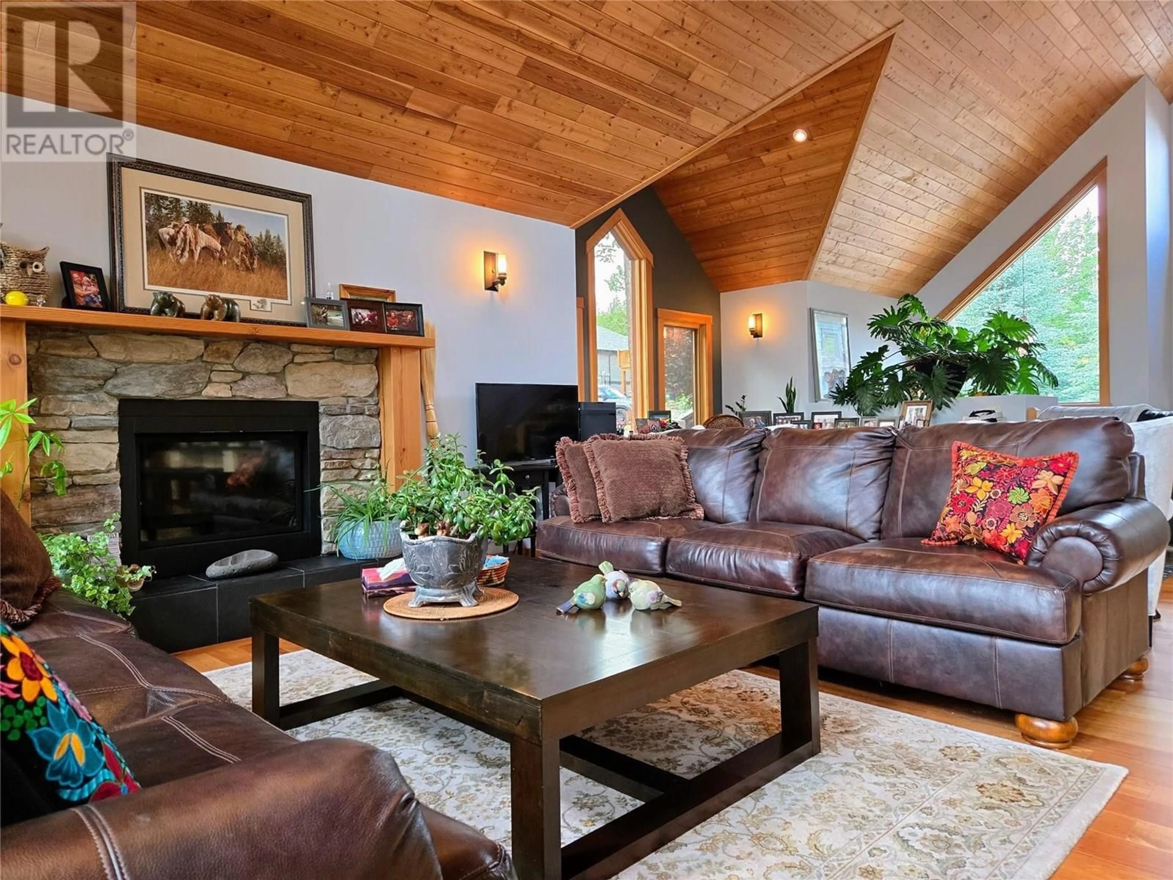 Living room with furniture, wood/laminate floor for 2517 COBBLESTONE TRAIL, Invermere British Columbia V0A1K6