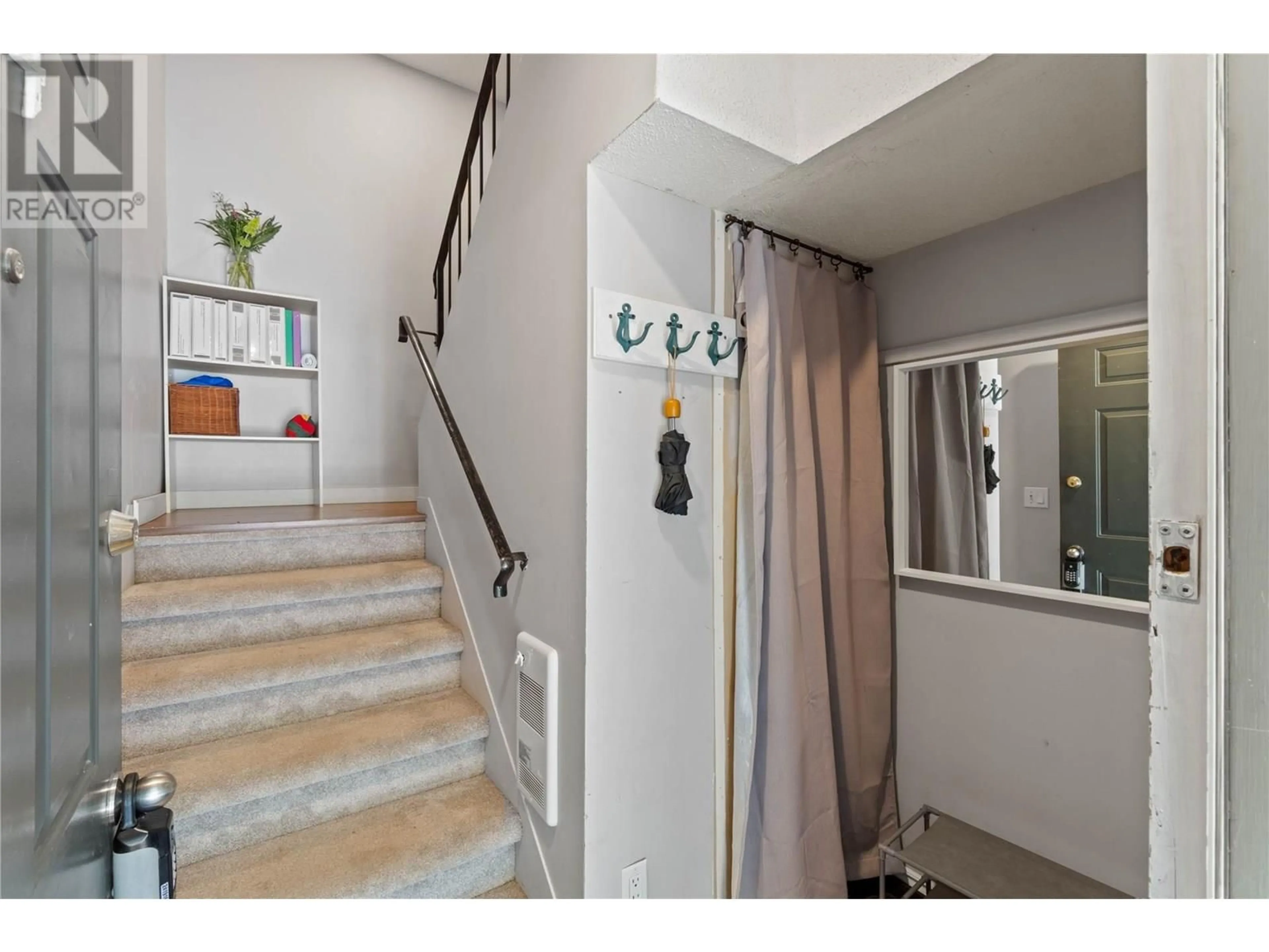 Indoor foyer for 14 - 1221 HUGH ALLAN DRIVE, Kamloops British Columbia V1S1M7