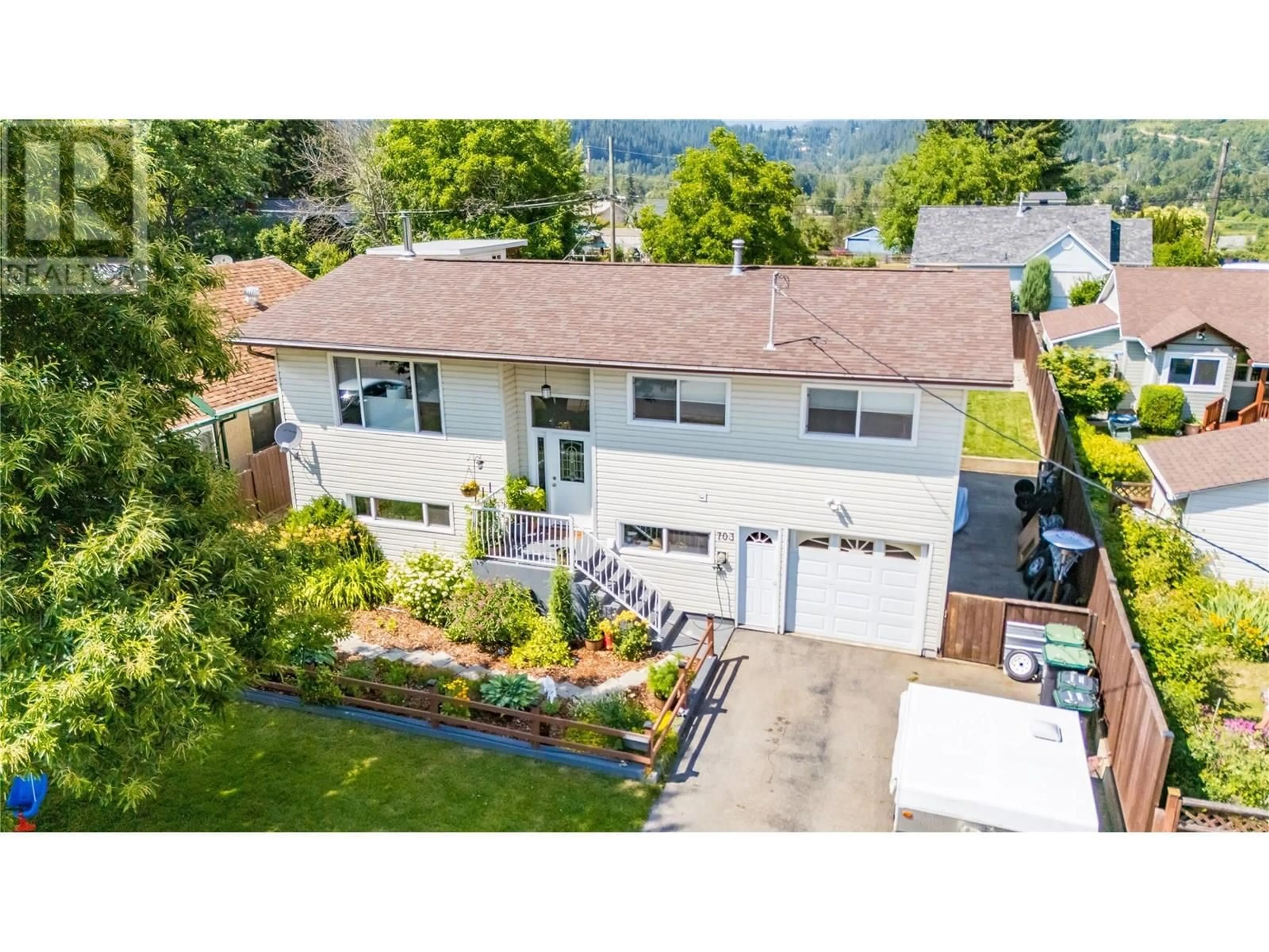 A pic from outside/outdoor area/front of a property/back of a property/a pic from drone, street for 703 2ND STREET, Castlegar British Columbia V1N1Y9