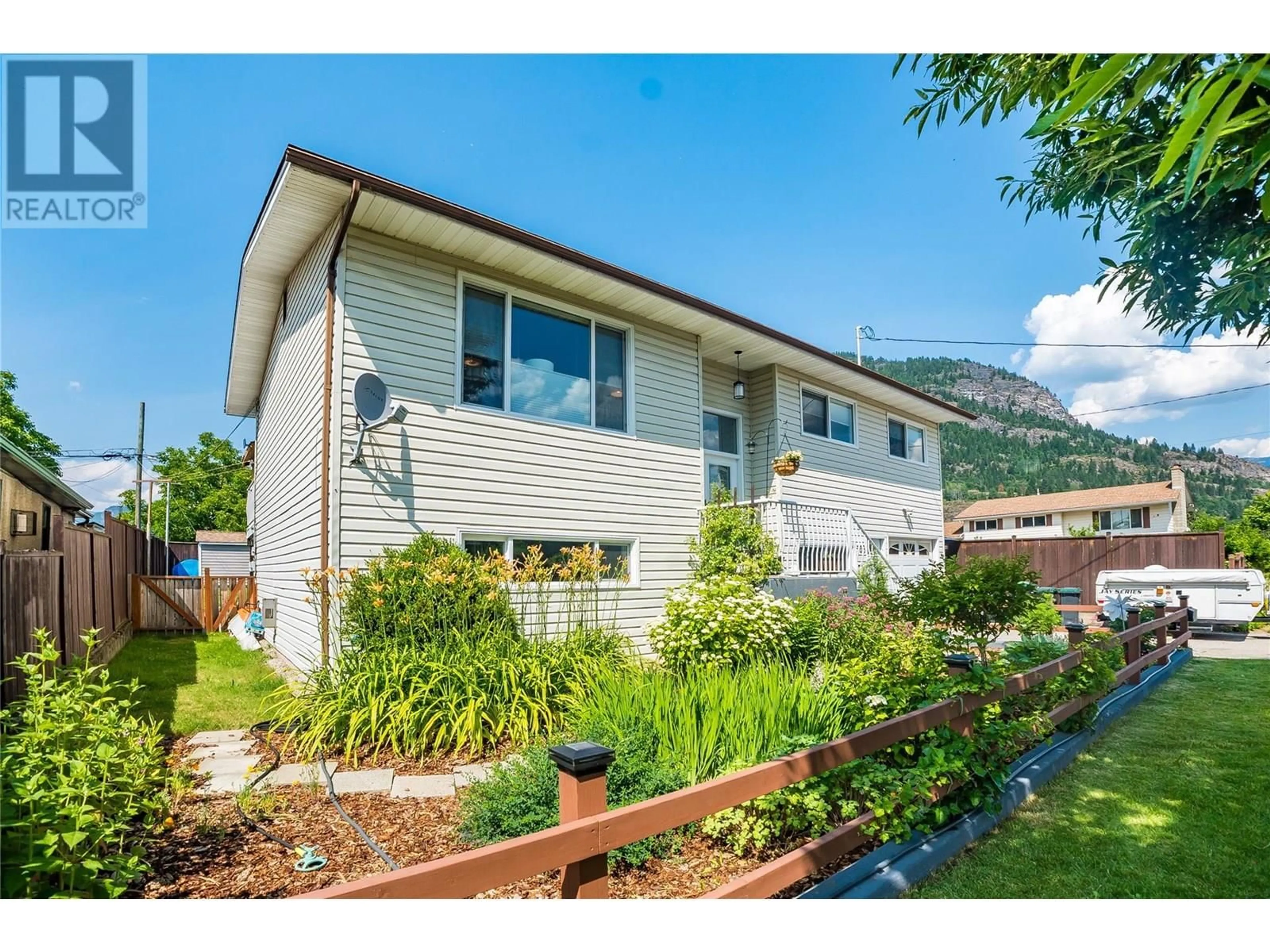 Home with vinyl exterior material, mountain view for 703 2ND STREET, Castlegar British Columbia V1N1Y9