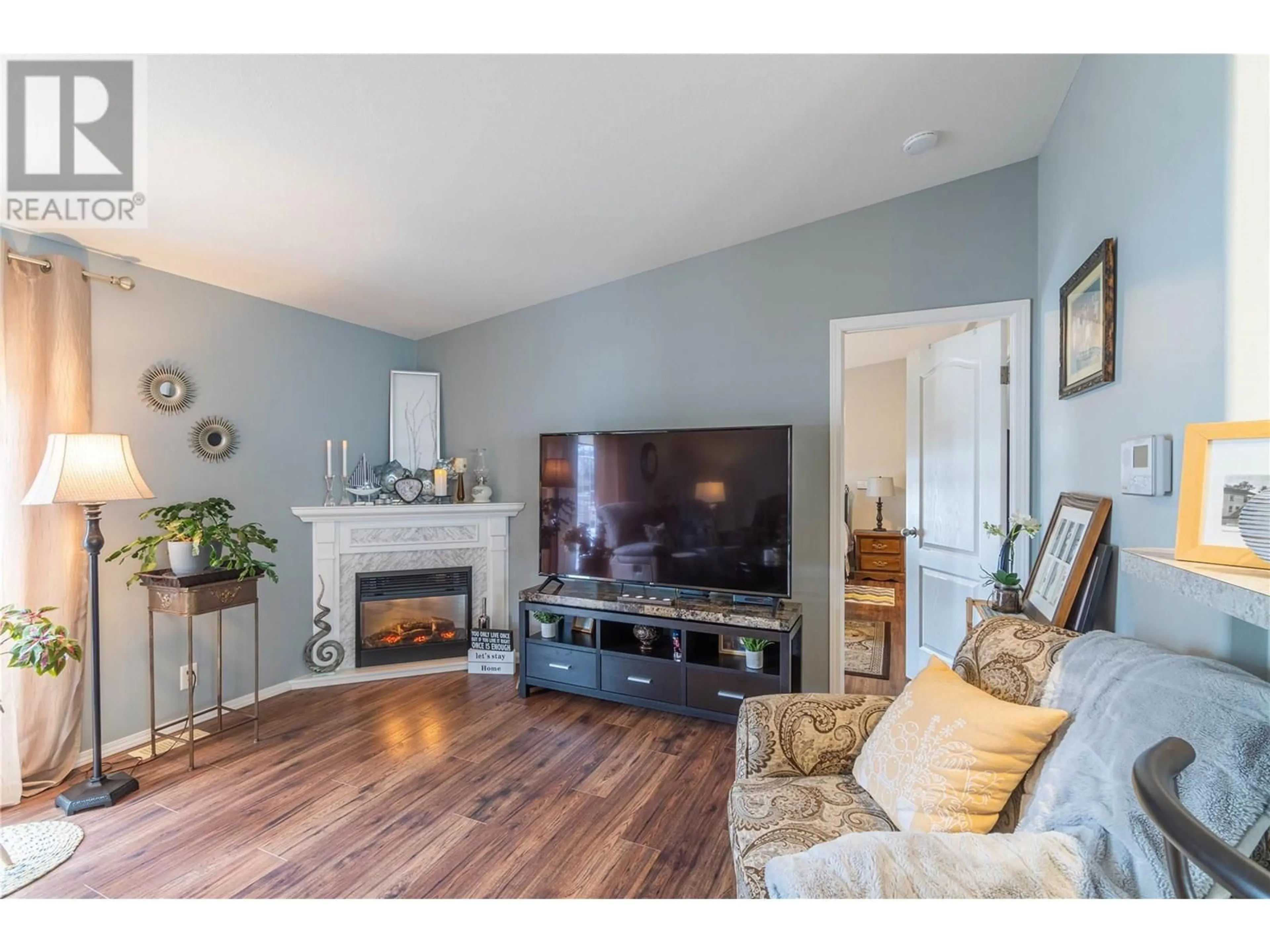Living room with furniture, wood/laminate floor for 1 - 768 SHUSWAP ROAD EAST, Kamloops British Columbia V2H0A4