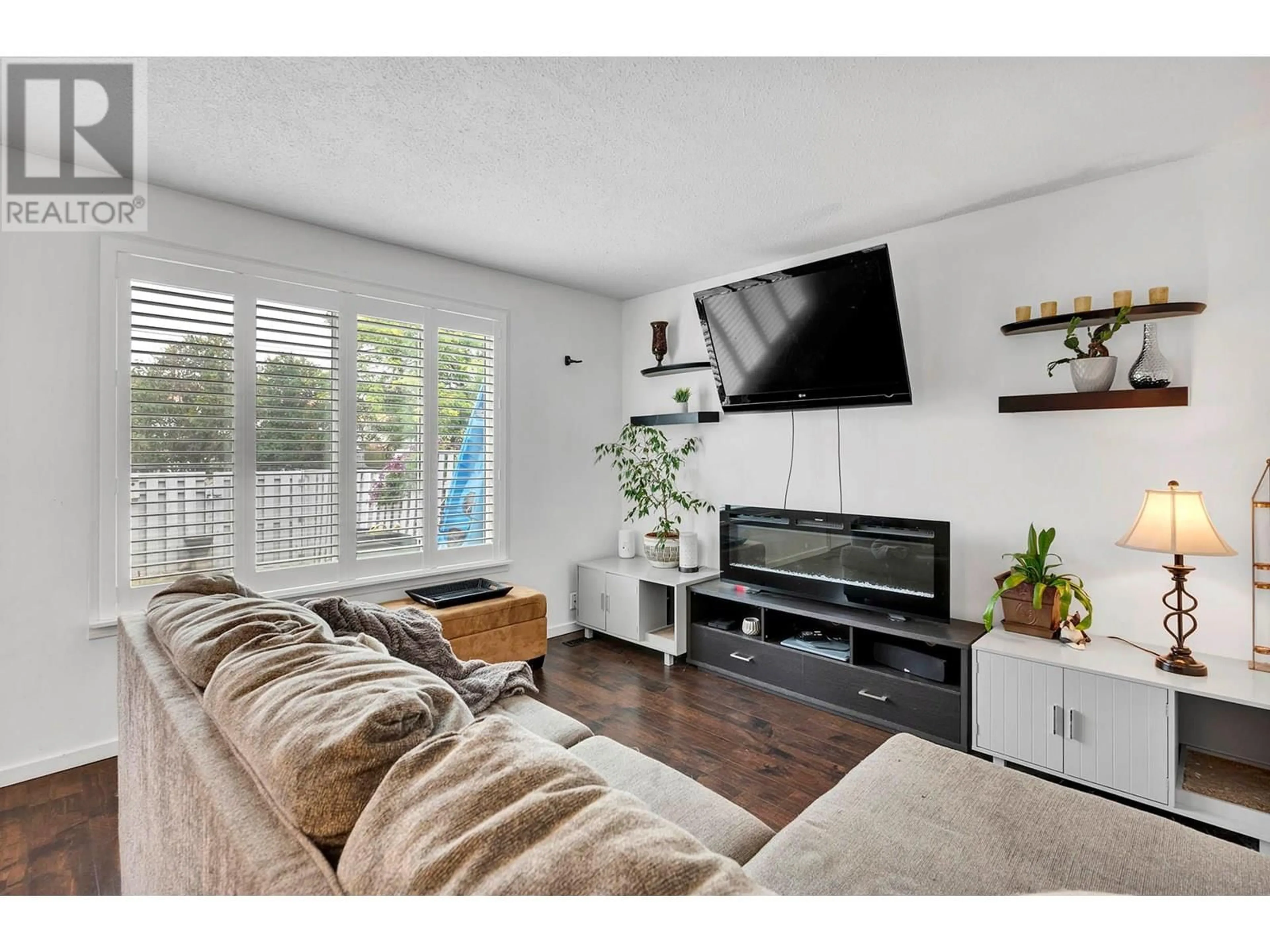 Living room with furniture, wood/laminate floor for 52 - 2568 SANDPIPER DRIVE, Kamloops British Columbia V2B6X1