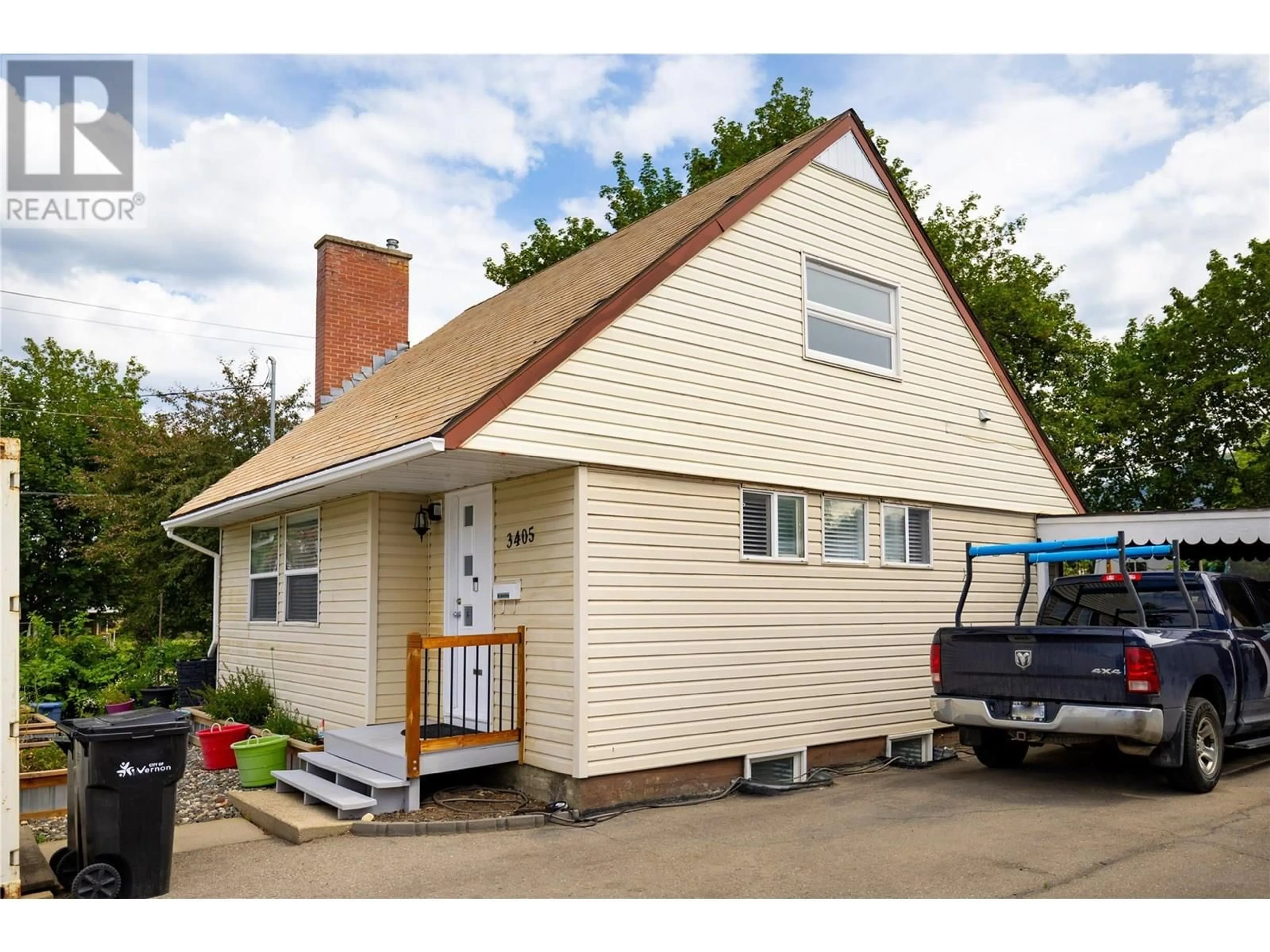 Home with vinyl exterior material, street for 3405 16 STREET, Vernon British Columbia V1T3X5