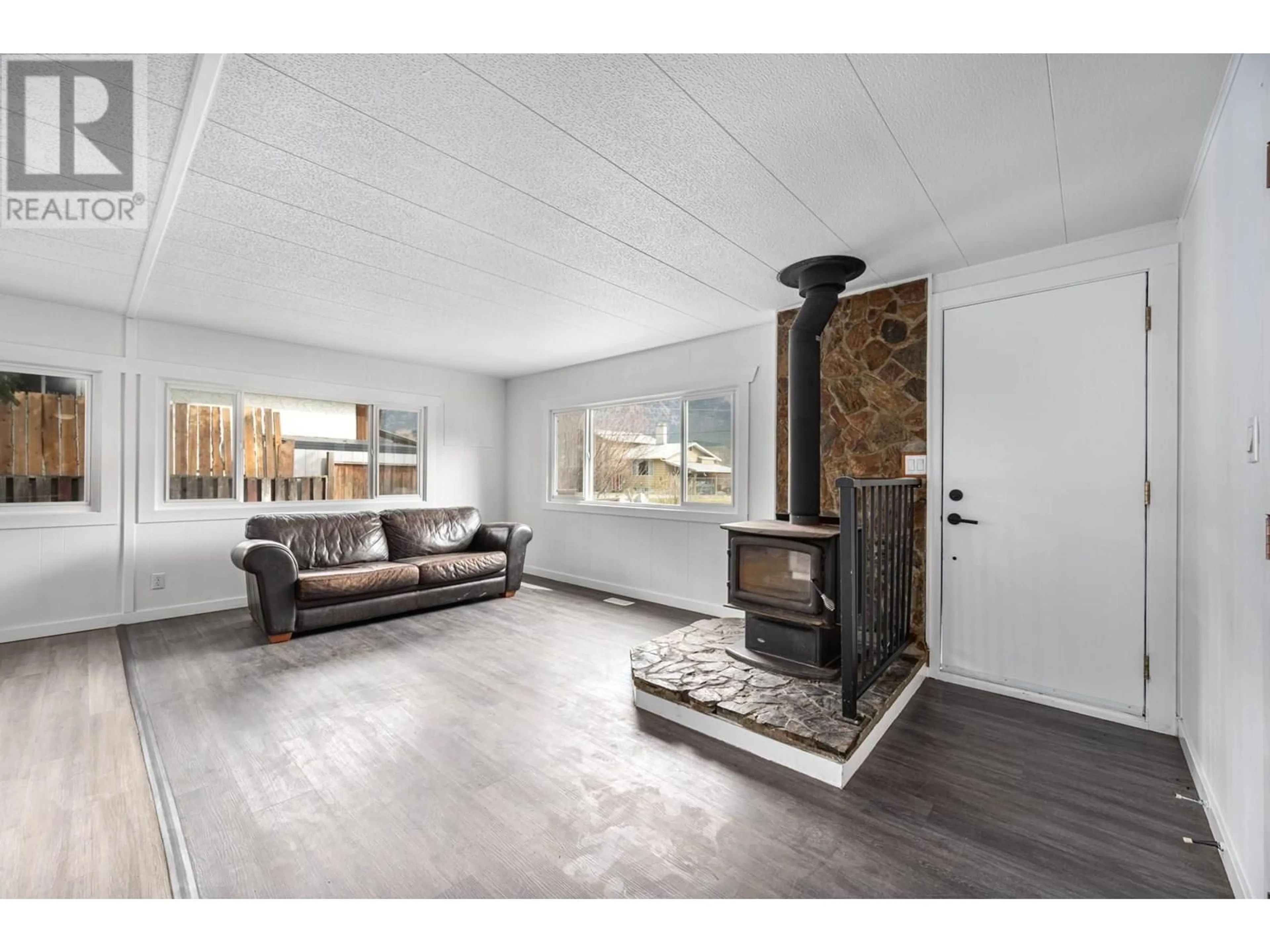 Living room with furniture, wood/laminate floor for 855 ORCHARD DRIVE, Lillooet British Columbia V0K1V0