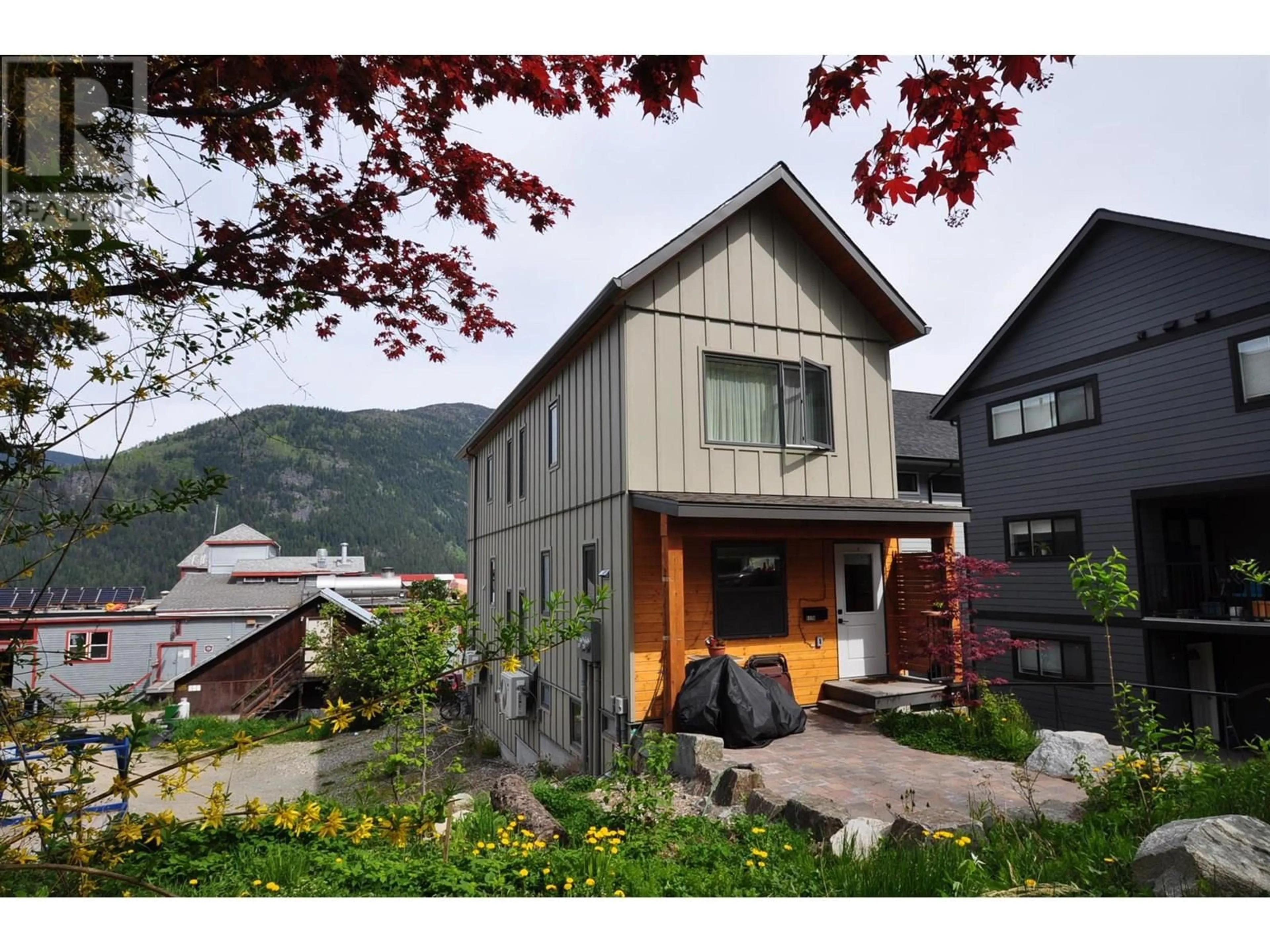 Home with vinyl exterior material, mountain view for 517 HOOVER STREET, Nelson British Columbia V1L4X1