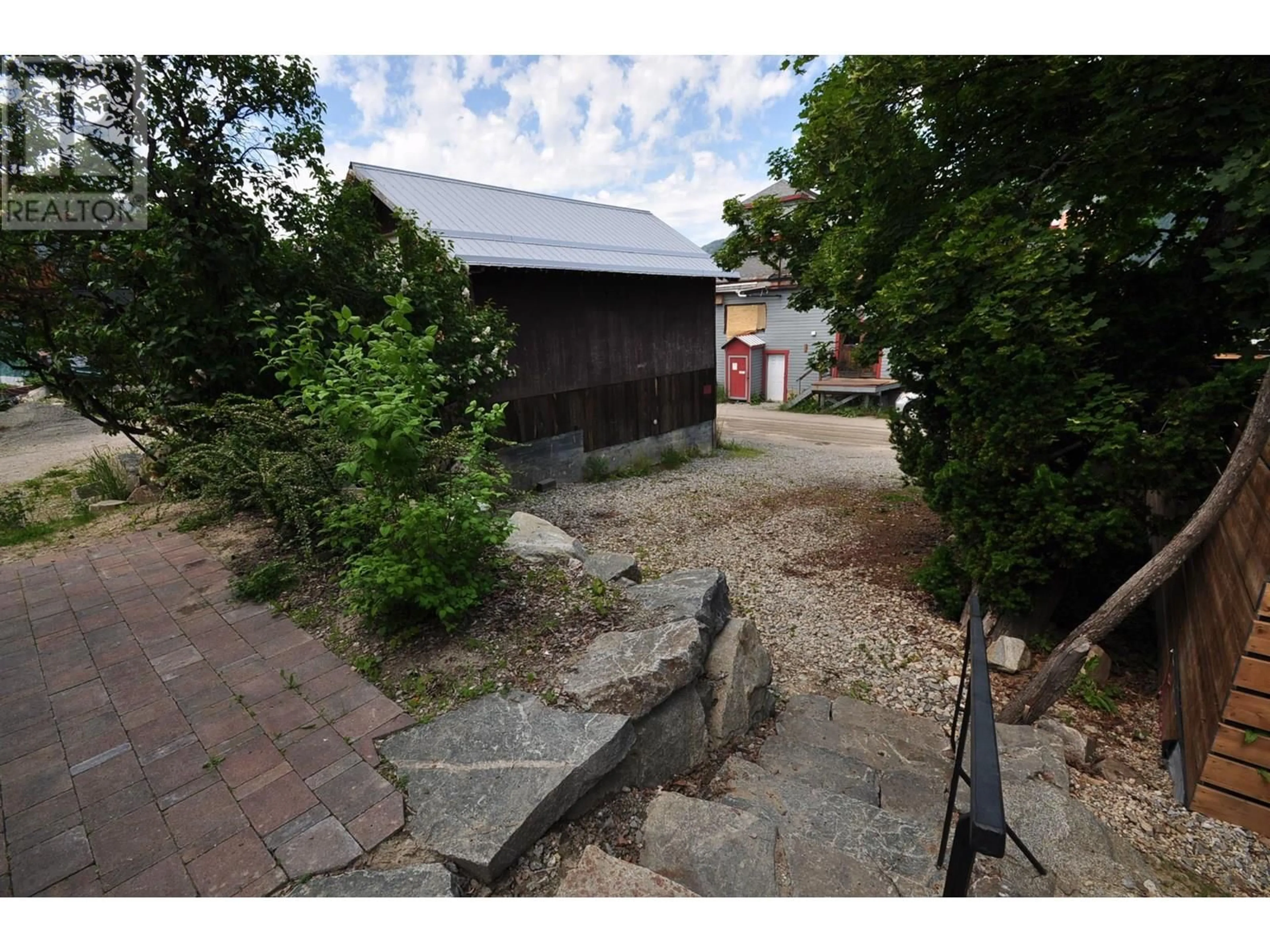 A pic from outside/outdoor area/front of a property/back of a property/a pic from drone, street for 517 HOOVER STREET, Nelson British Columbia V1L4X1