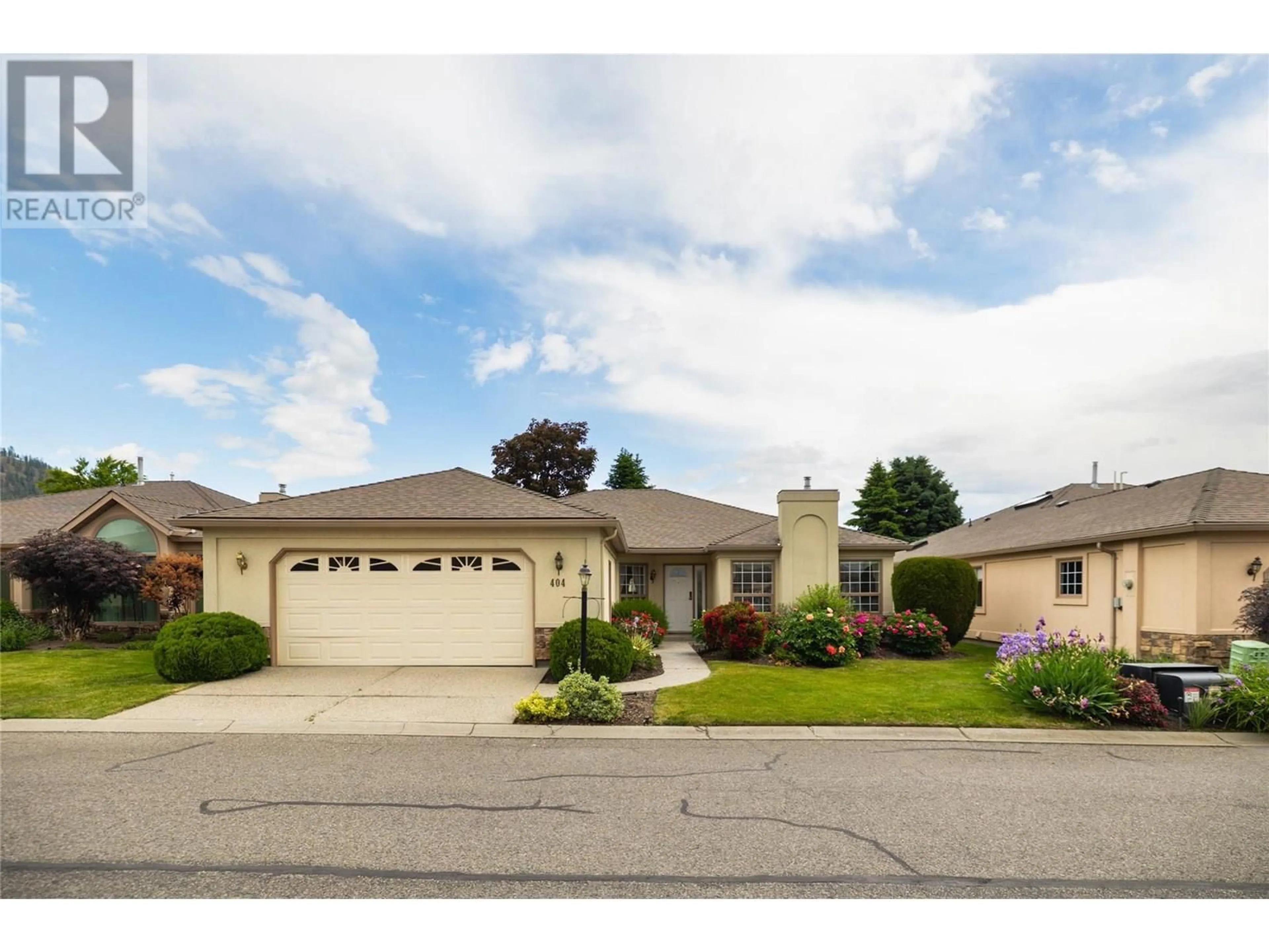 Home with vinyl exterior material, street for 404 - 595 YATES ROAD, Kelowna British Columbia V1V1P8