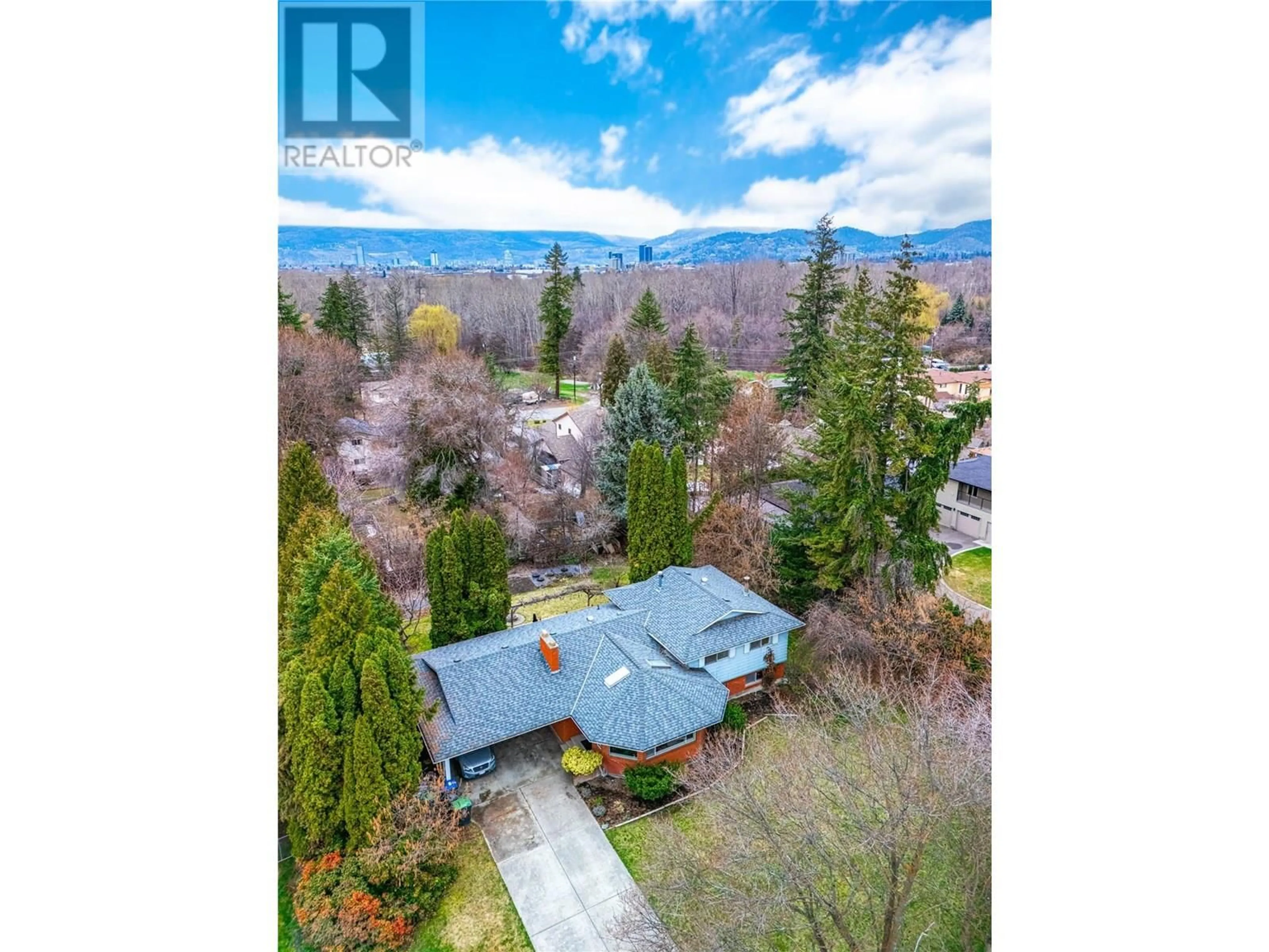 A pic from outside/outdoor area/front of a property/back of a property/a pic from drone, water/lake/river/ocean view for 3330 JACKSON COURT, Kelowna British Columbia V1W2T6