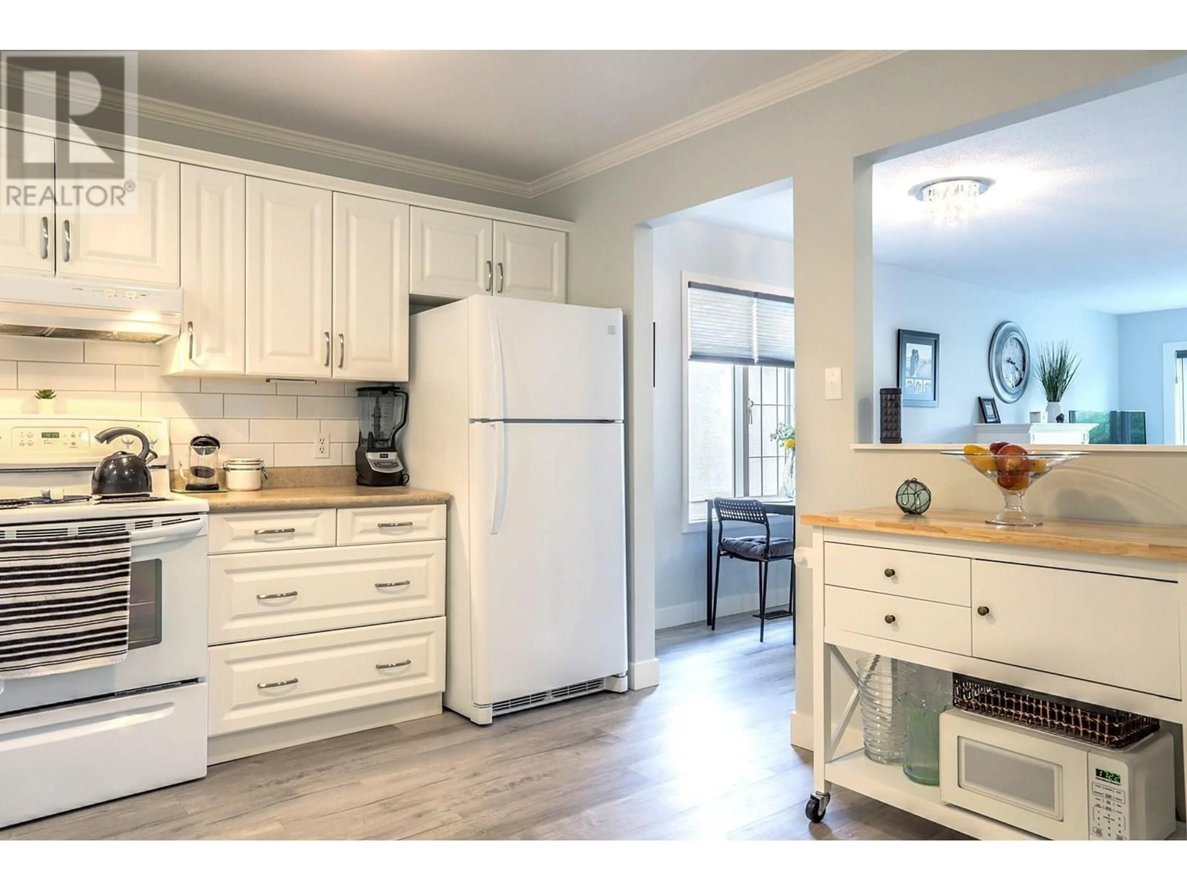Open concept kitchen, wood/laminate floor for 9 - 2200 40 AVENUE, Vernon British Columbia V1T8Z9