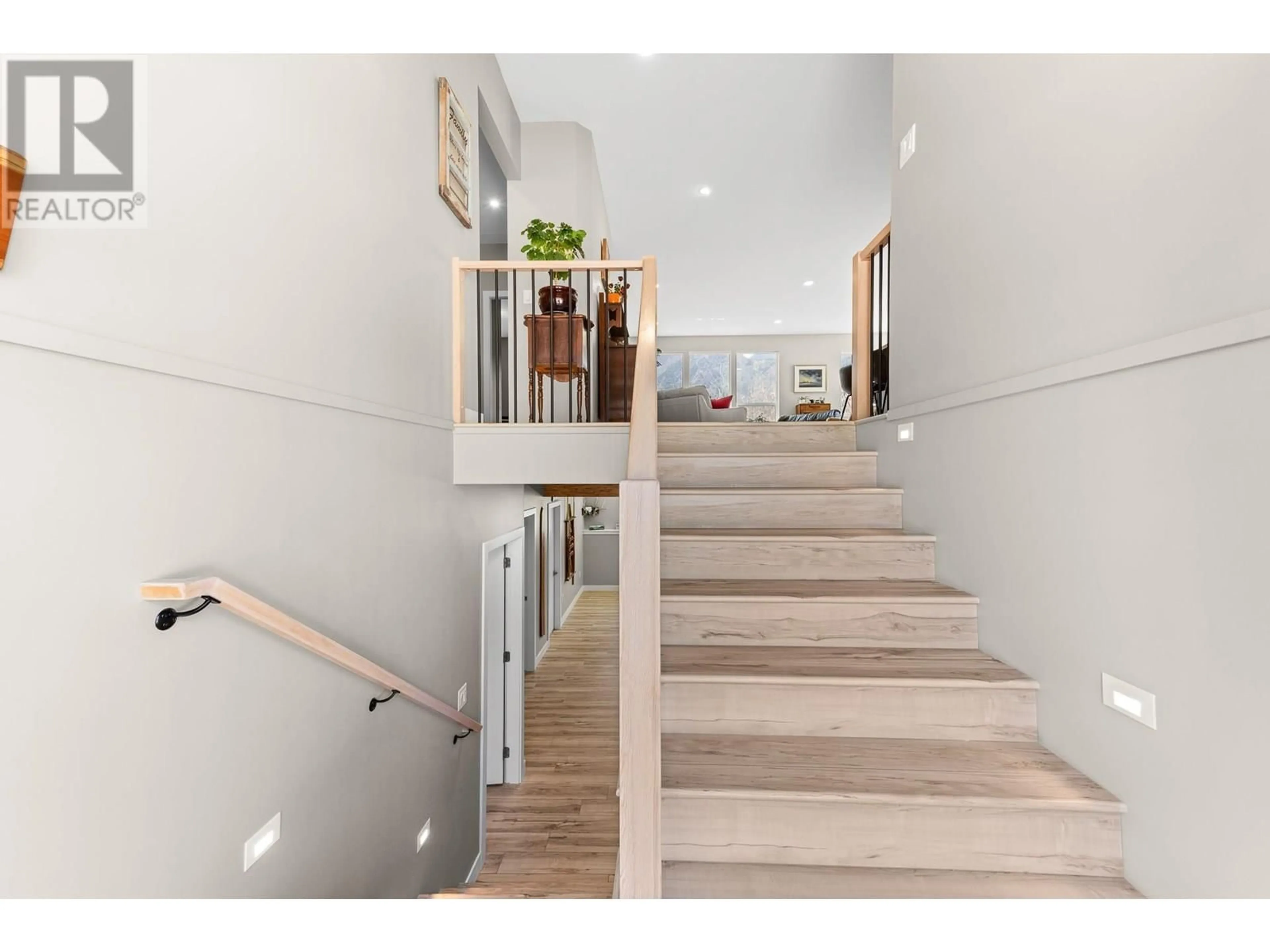 Indoor foyer for 617 2ND AVENUE, Keremeos British Columbia V0X1N2