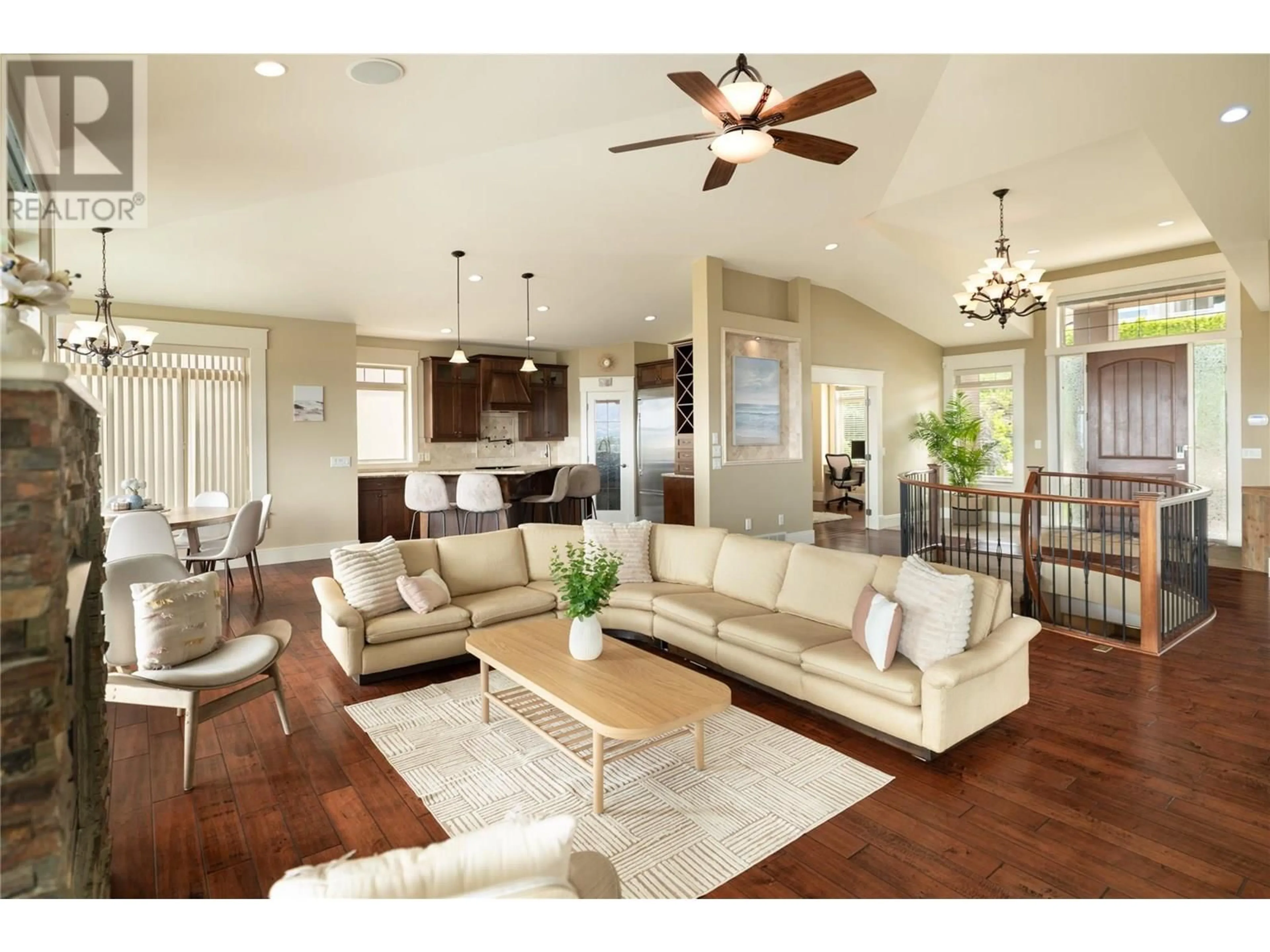 Living room with furniture, wood/laminate floor for 625 DEVONIAN AVENUE, Kelowna British Columbia V1W4Z8