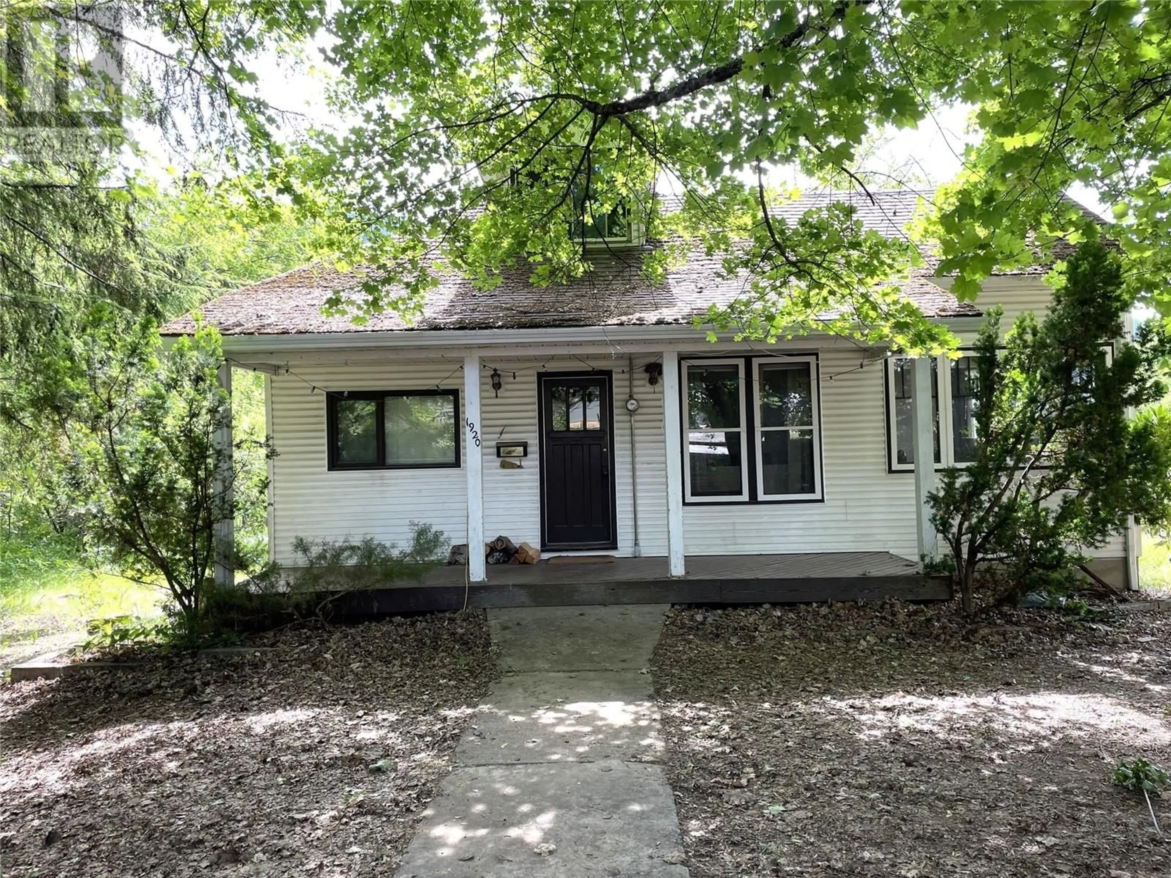 A pic from outside/outdoor area/front of a property/back of a property/a pic from drone, street for 1920 FALLS STREET, Nelson British Columbia V1L1J9