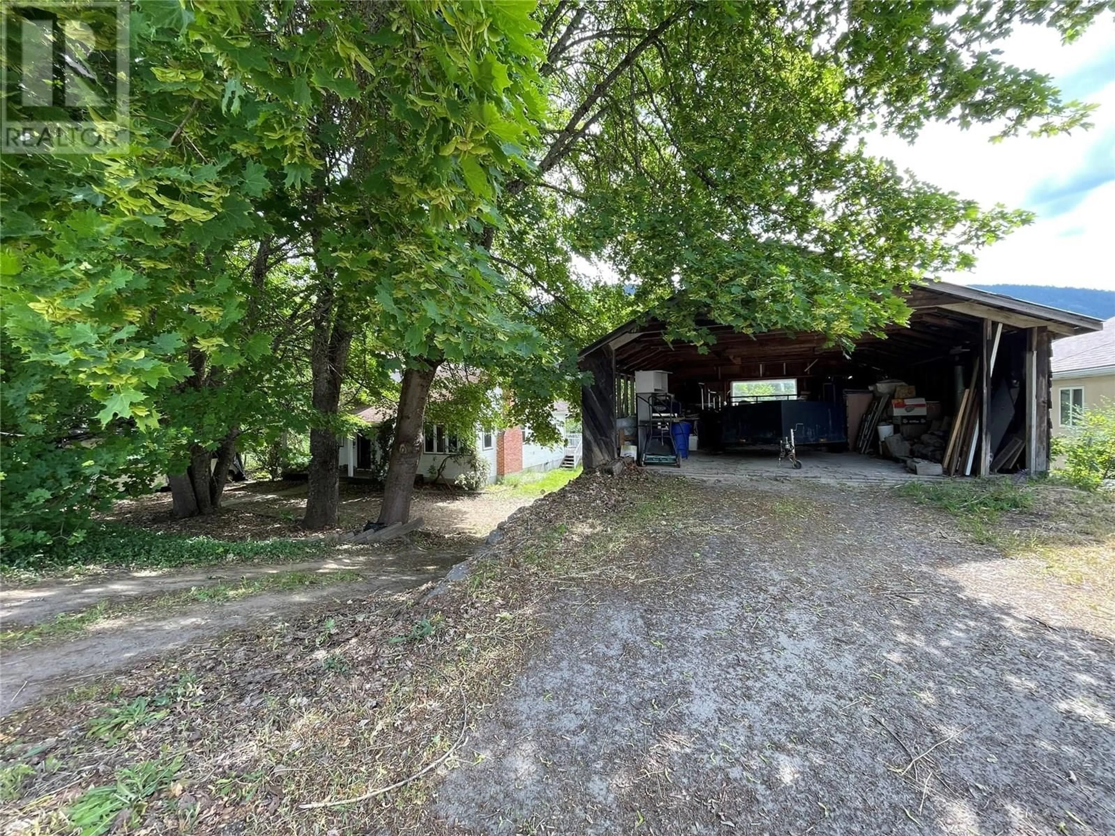 A pic from outside/outdoor area/front of a property/back of a property/a pic from drone, unknown for 1920 FALLS STREET, Nelson British Columbia V1L1J9