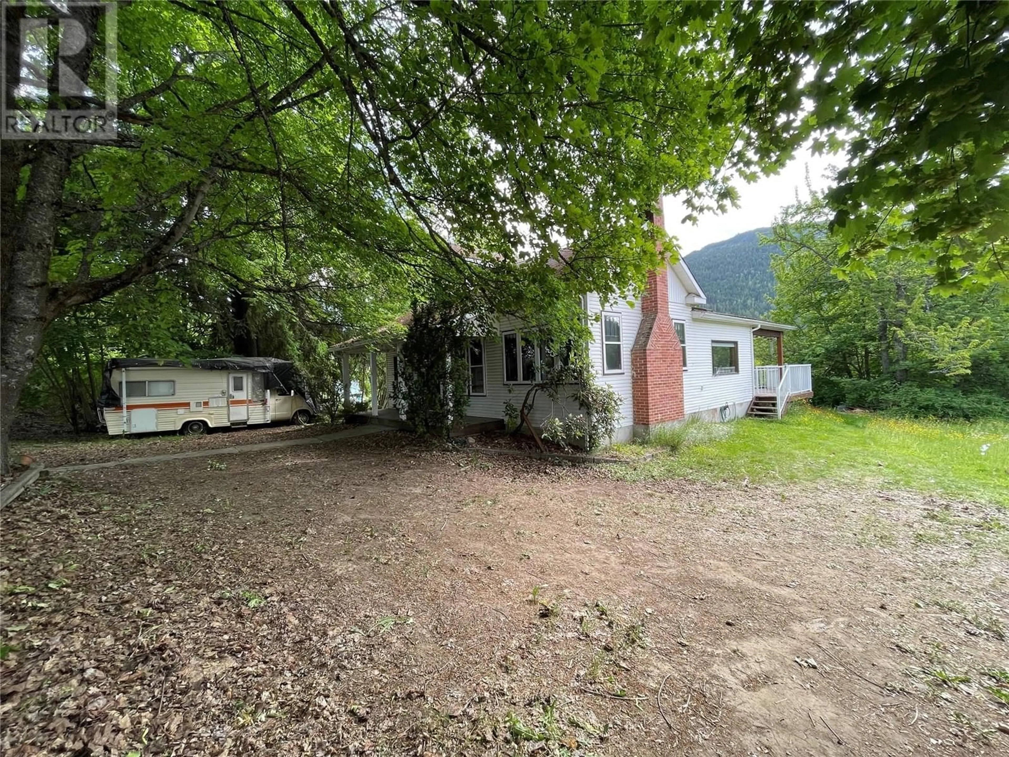 A pic from outside/outdoor area/front of a property/back of a property/a pic from drone, unknown for 1920 FALLS STREET, Nelson British Columbia V1L1J9