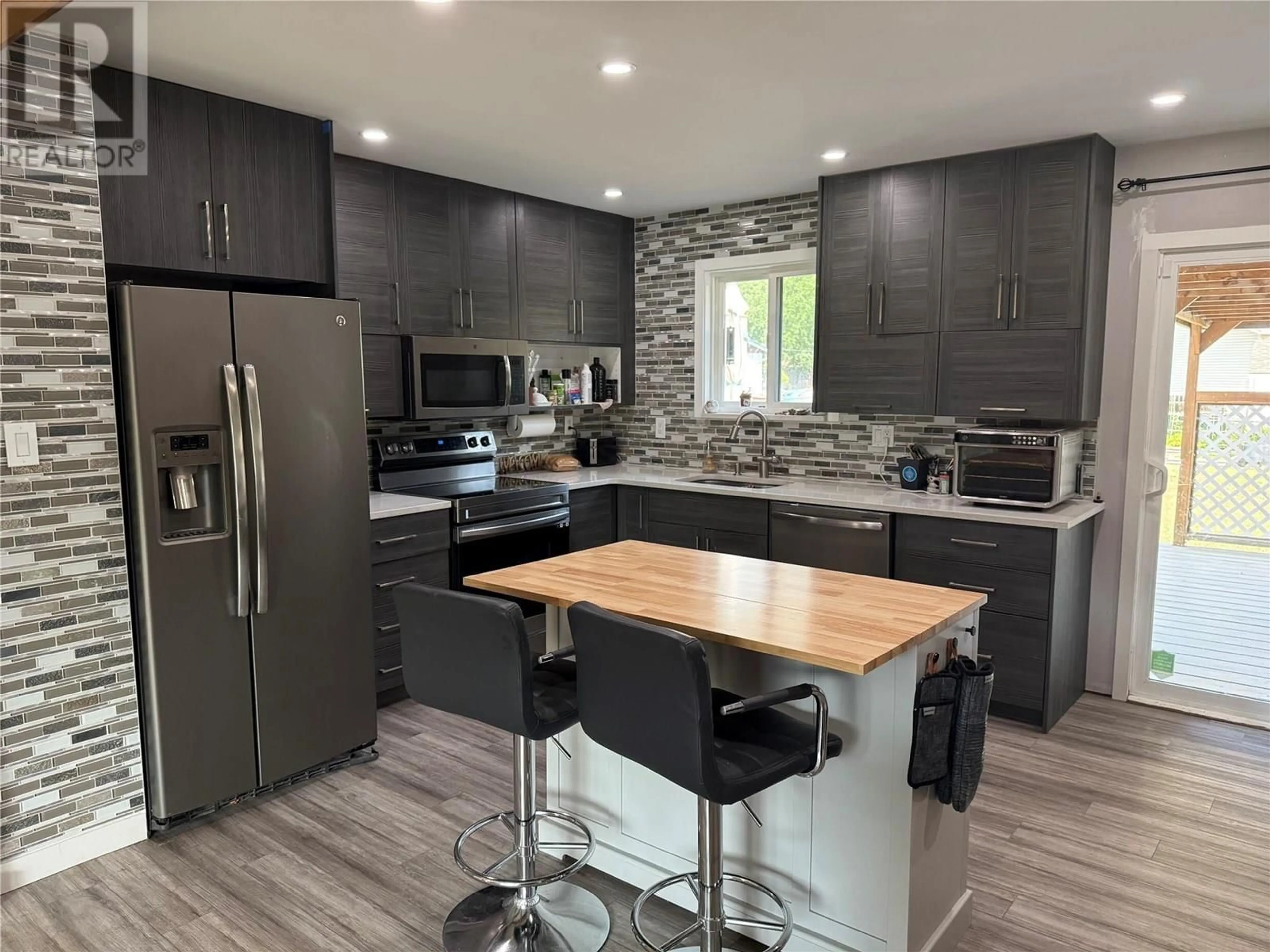 Contemporary kitchen, unknown for 4596 CAMMERAY DRIVE, Kamloops British Columbia V2H1L4