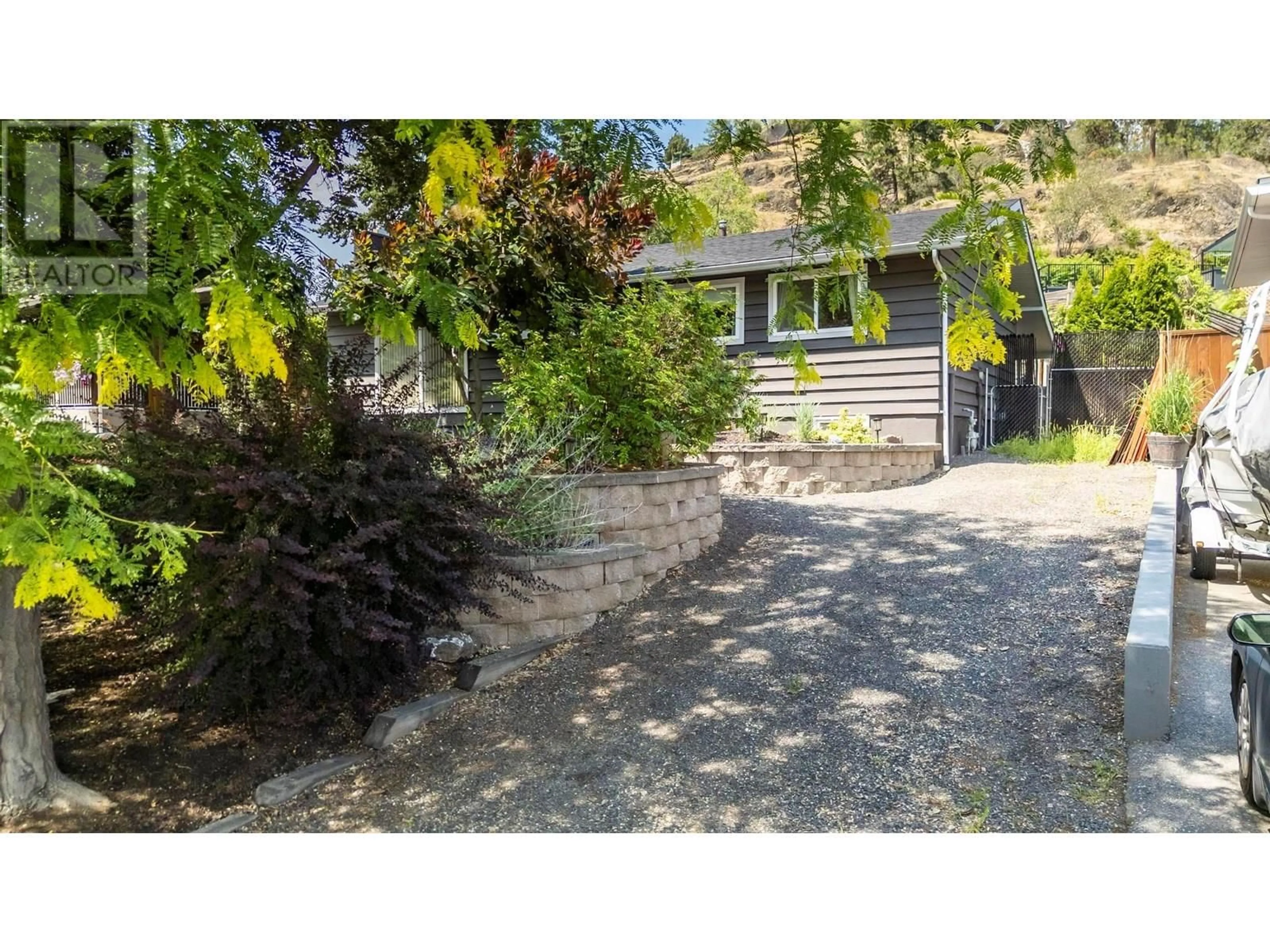 A pic from outside/outdoor area/front of a property/back of a property/a pic from drone, street for 1224 MOUNTAIN AVENUE, Kelowna British Columbia V1Y7H1