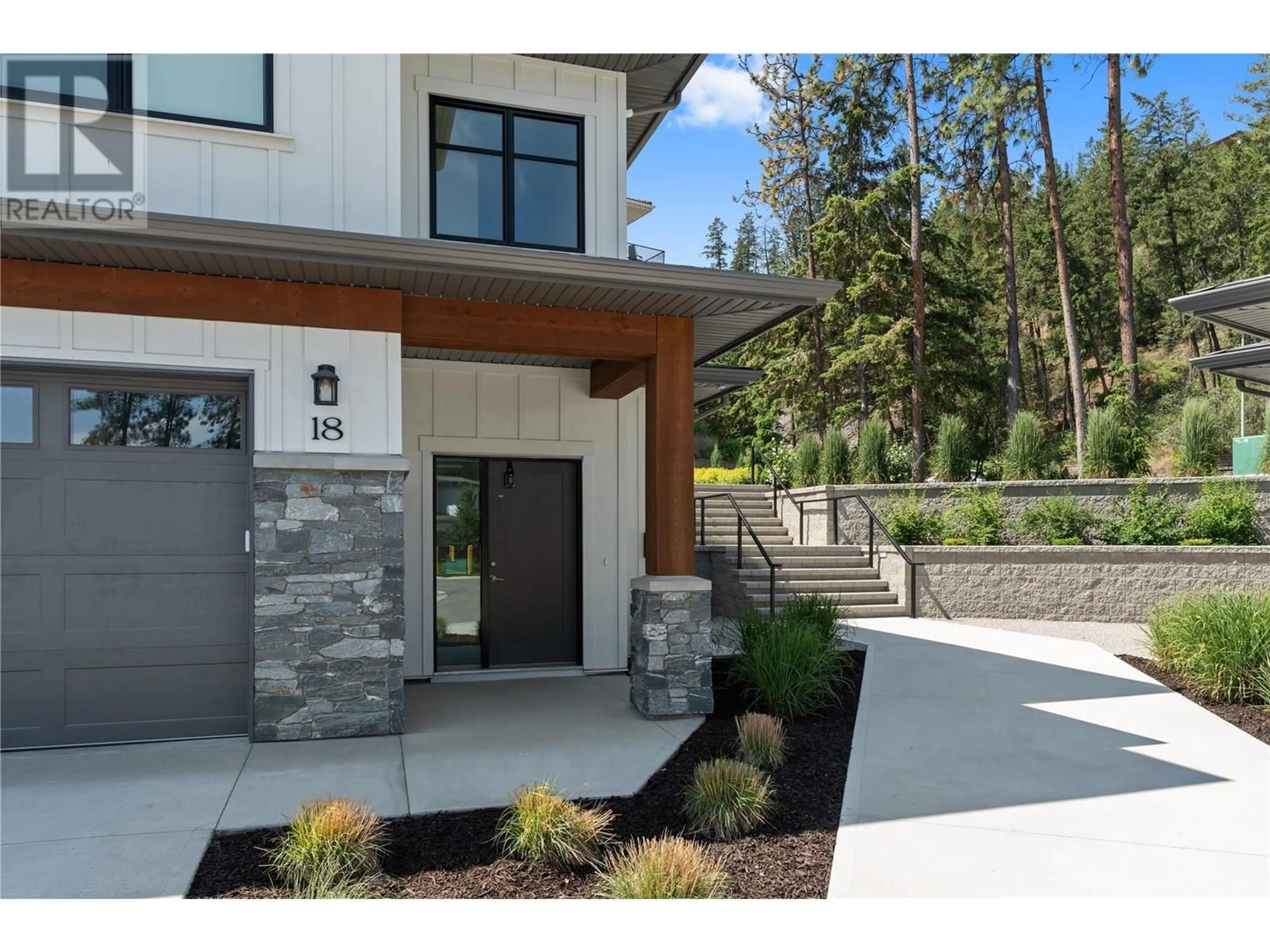 Indoor entryway for 18 - 1979 COUNTRY CLUB DRIVE, Kelowna British Columbia V1V0H6