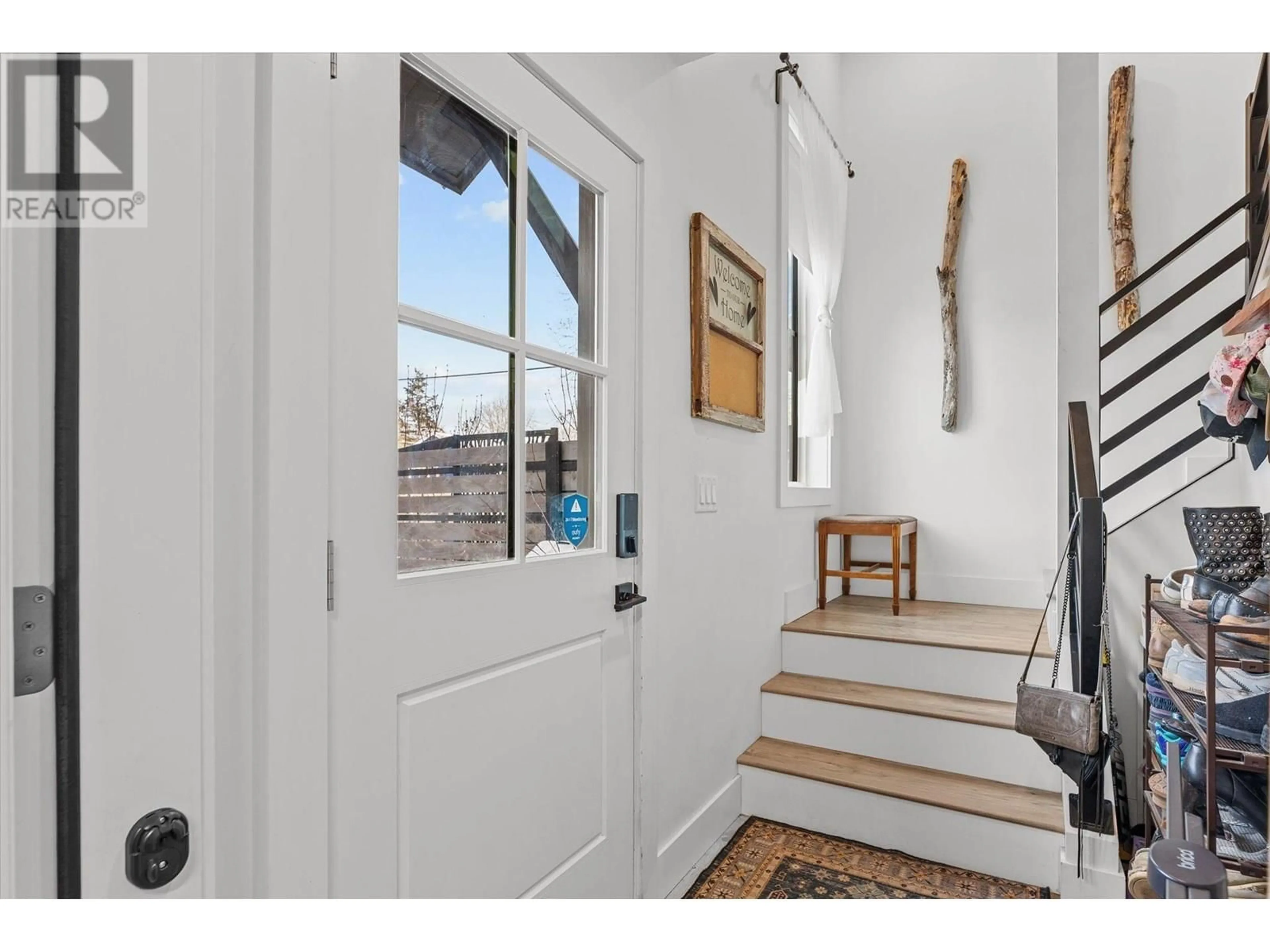 Indoor entryway for 202 - 3911 27 AVENUE, Vernon British Columbia V1T1S8