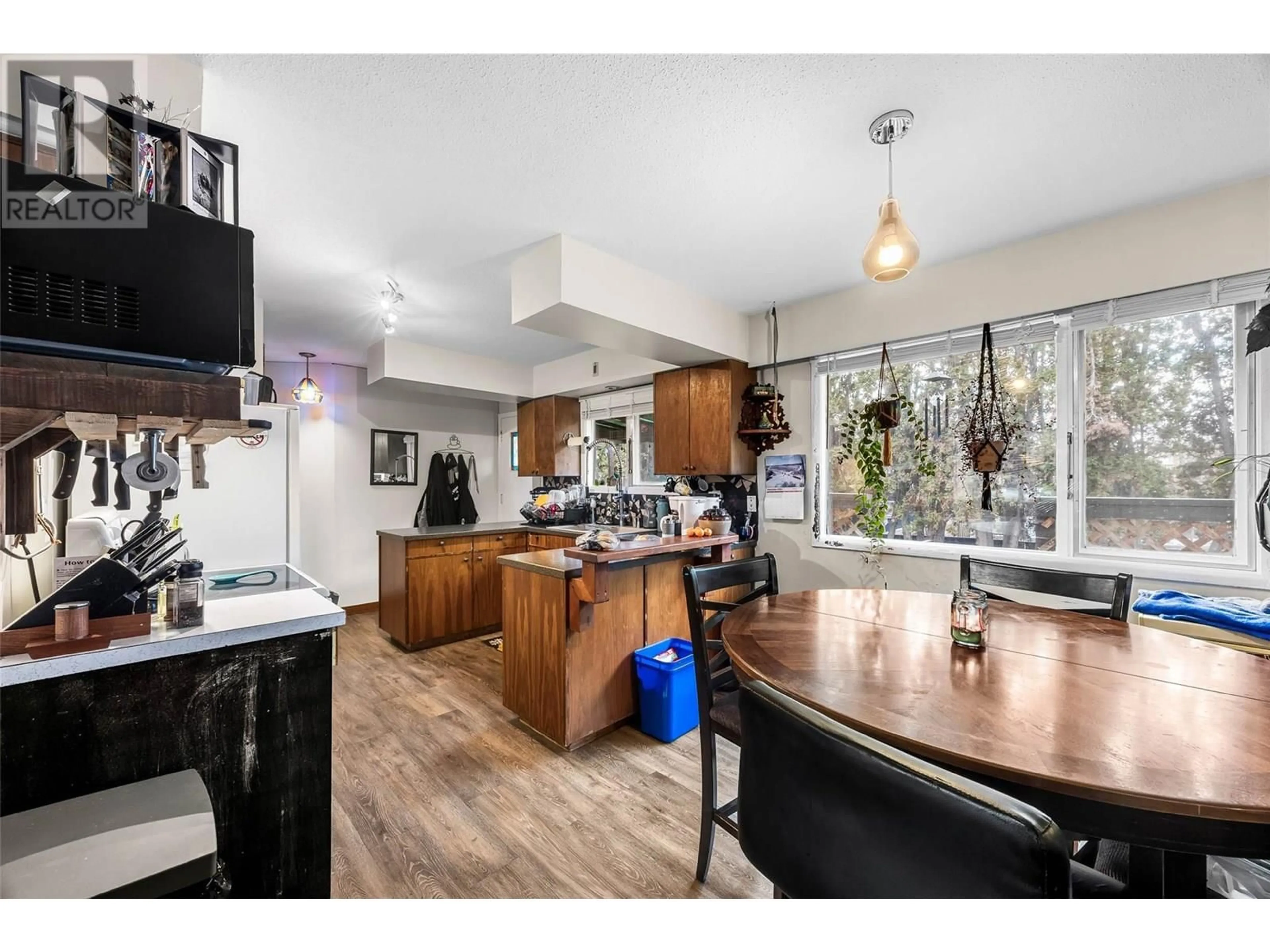 Open concept kitchen, unknown for 520 SINGH STREET, Kamloops British Columbia V2B5C2