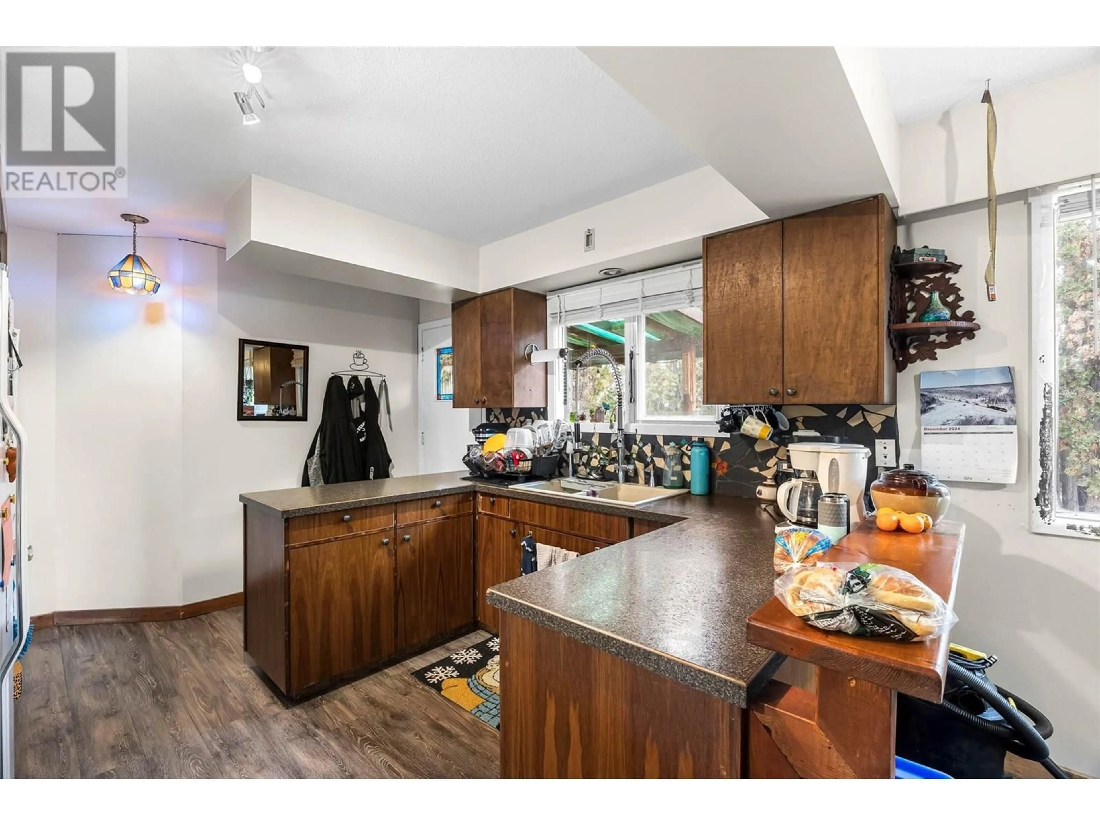 Open concept kitchen, unknown for 520 SINGH STREET, Kamloops British Columbia V2B5C2