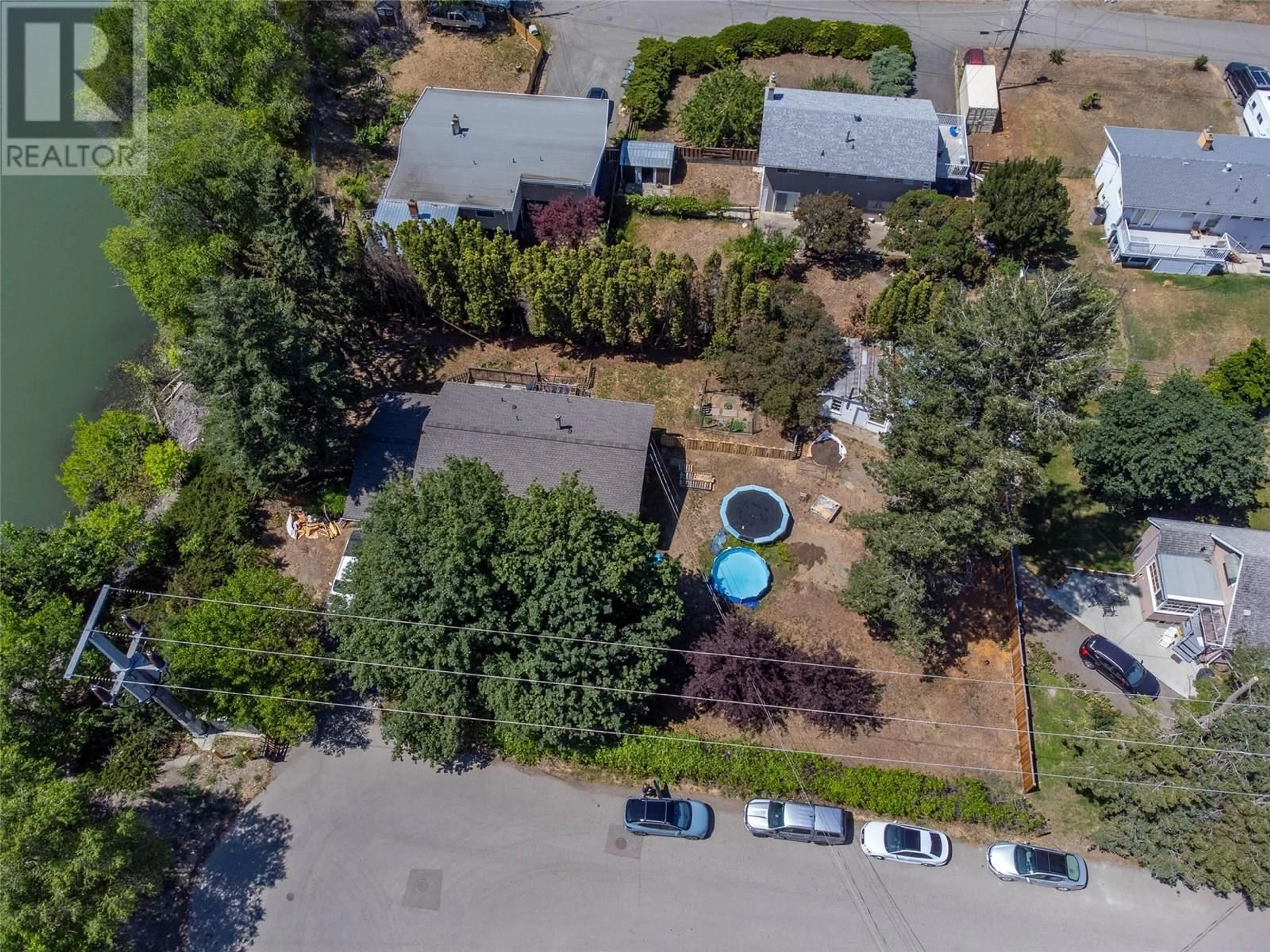 A pic from outside/outdoor area/front of a property/back of a property/a pic from drone, street for 520 SINGH STREET, Kamloops British Columbia V2B5C2