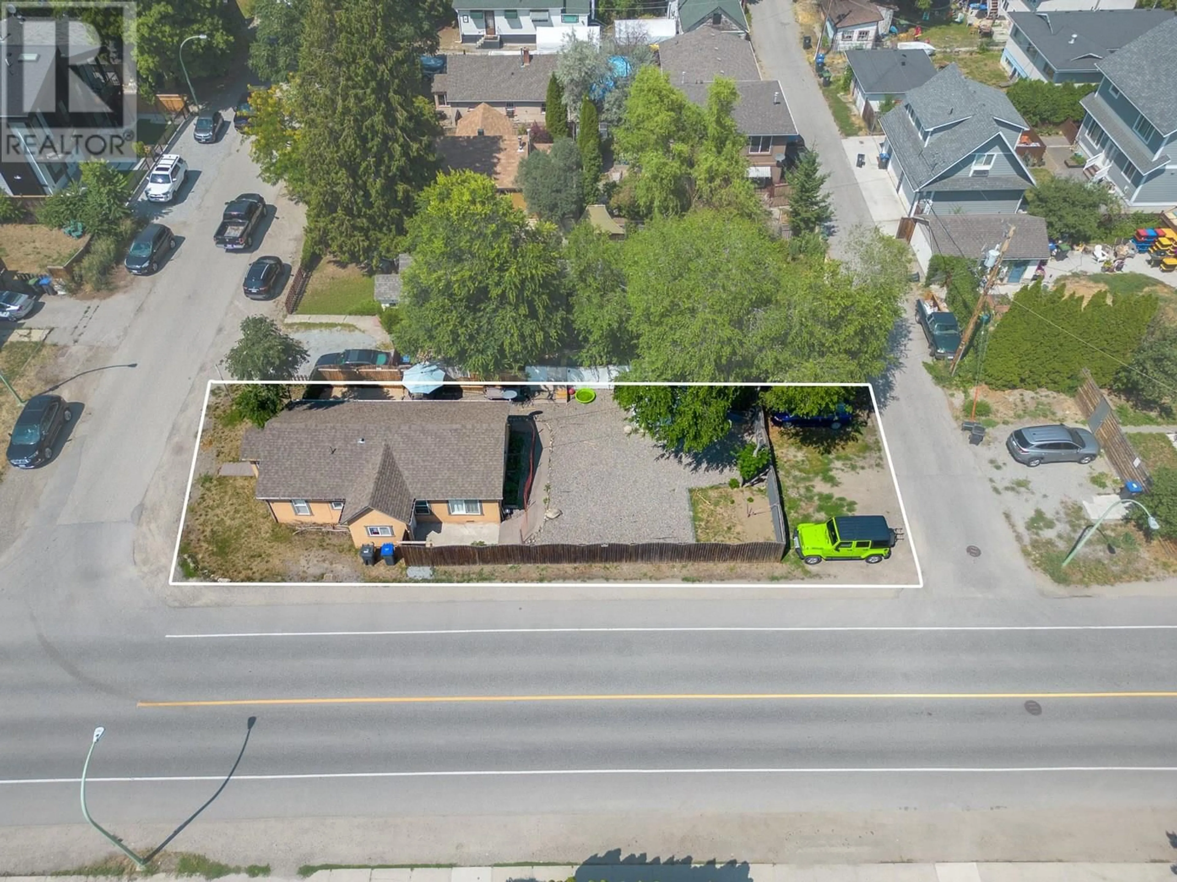 A pic from outside/outdoor area/front of a property/back of a property/a pic from drone, street for 2293 WOODLAWN STREET, Kelowna British Columbia V1Y2T1