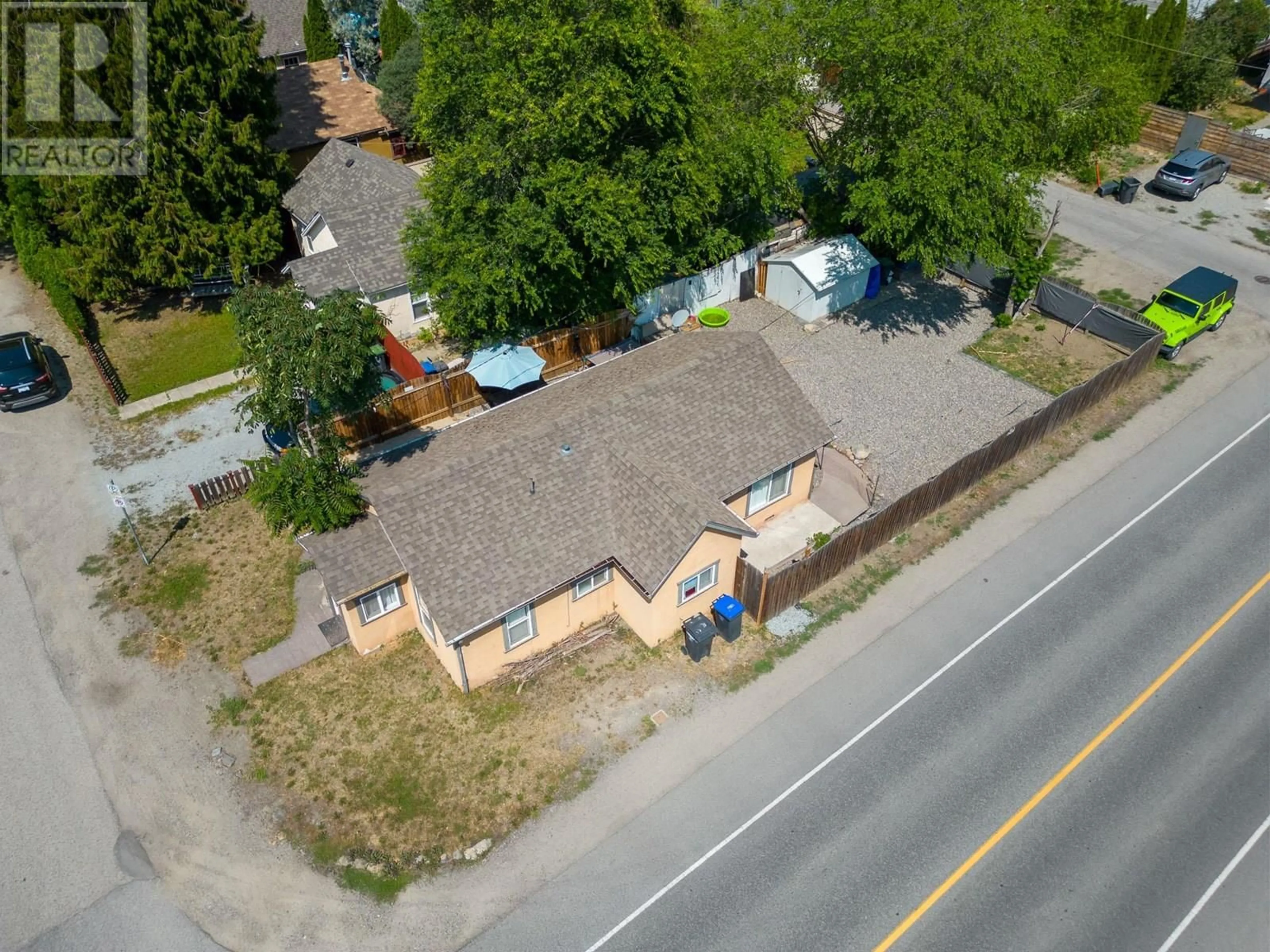 A pic from outside/outdoor area/front of a property/back of a property/a pic from drone, street for 2293 WOODLAWN STREET, Kelowna British Columbia V1Y2T1