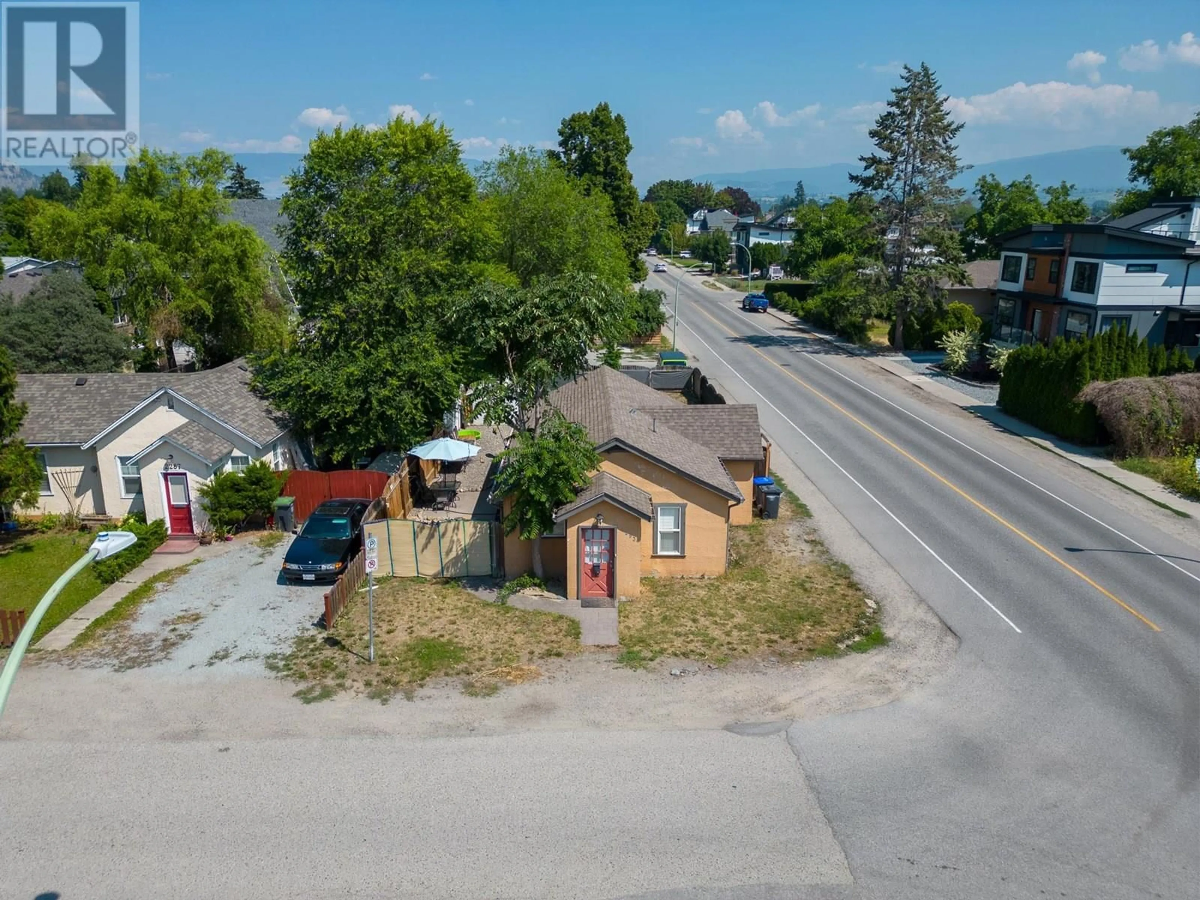 A pic from outside/outdoor area/front of a property/back of a property/a pic from drone, street for 2293 WOODLAWN STREET, Kelowna British Columbia V1Y2T1