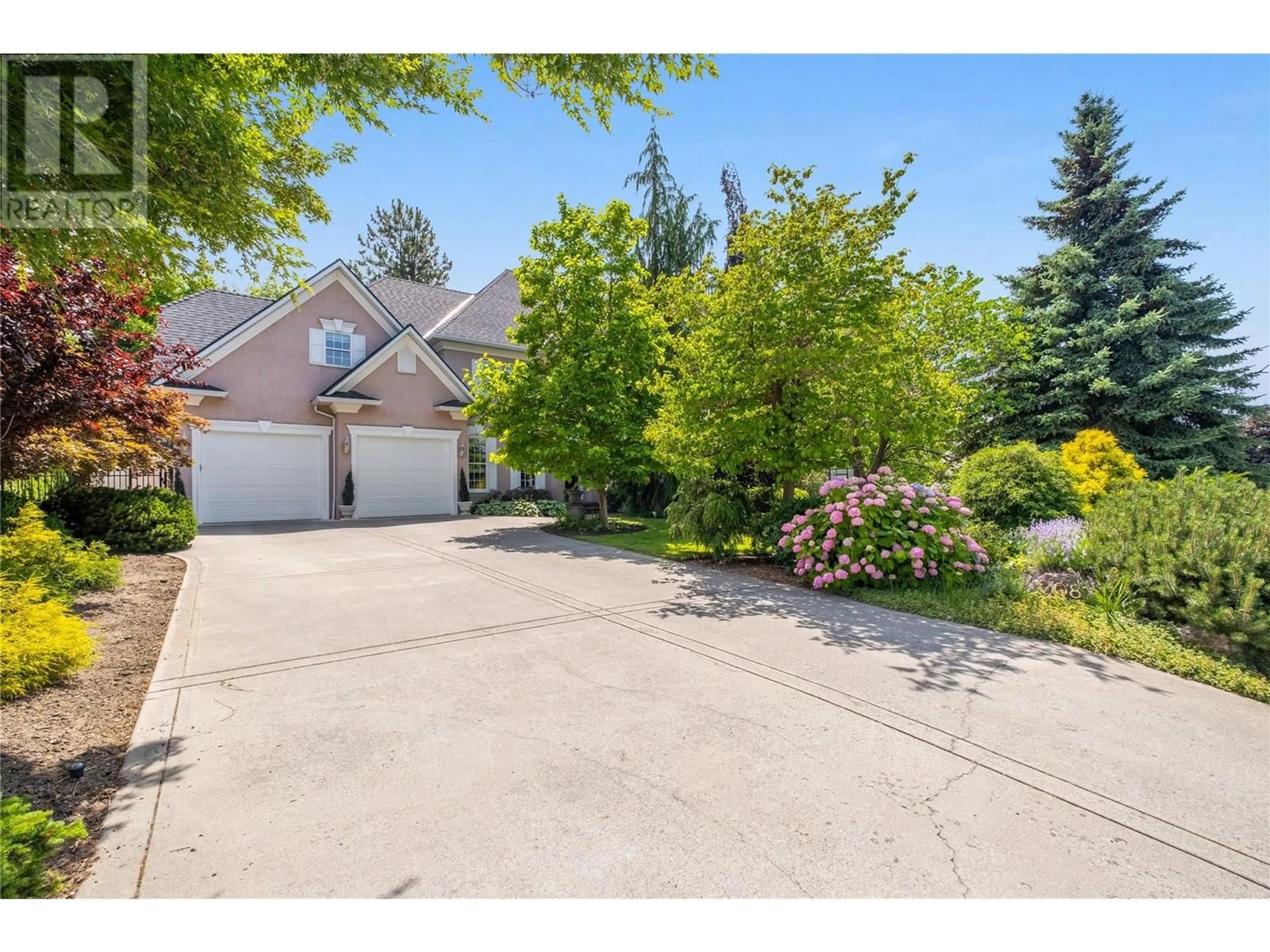 A pic from outside/outdoor area/front of a property/back of a property/a pic from drone, street for 2087 LILLOOET COURT, Kelowna British Columbia V1V1Y2