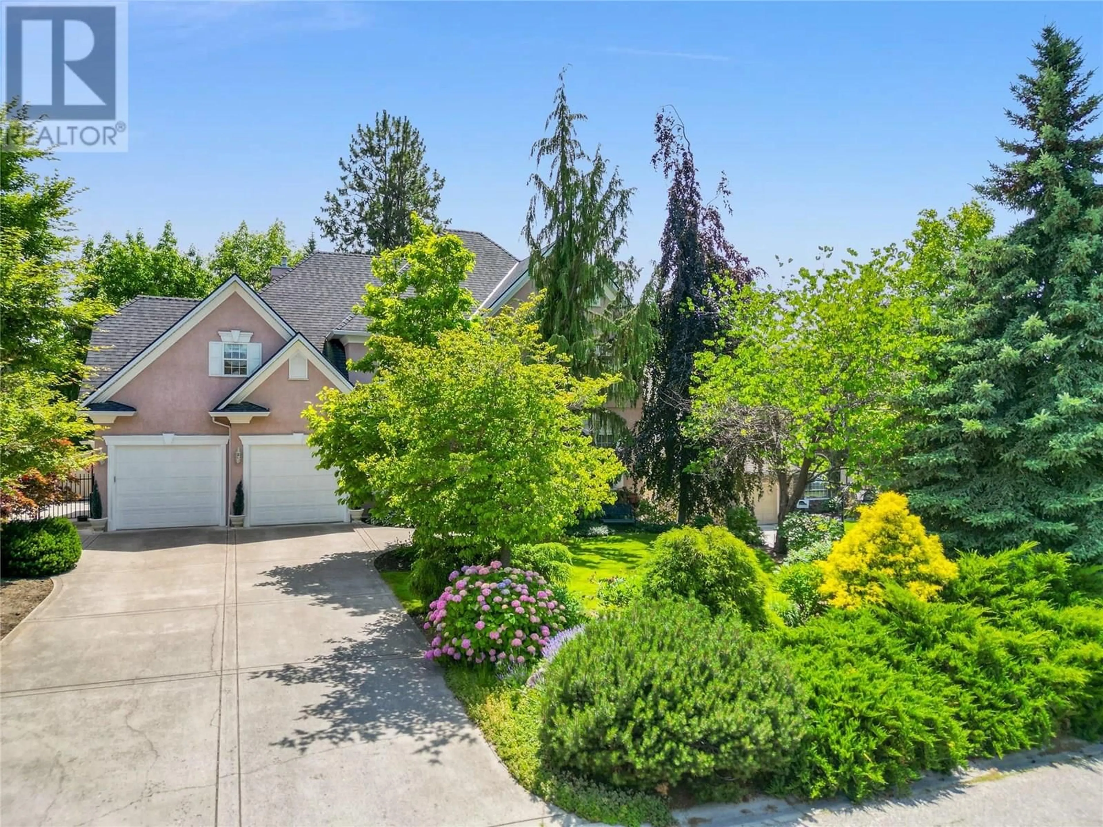 A pic from outside/outdoor area/front of a property/back of a property/a pic from drone, street for 2087 LILLOOET COURT, Kelowna British Columbia V1V1Y2
