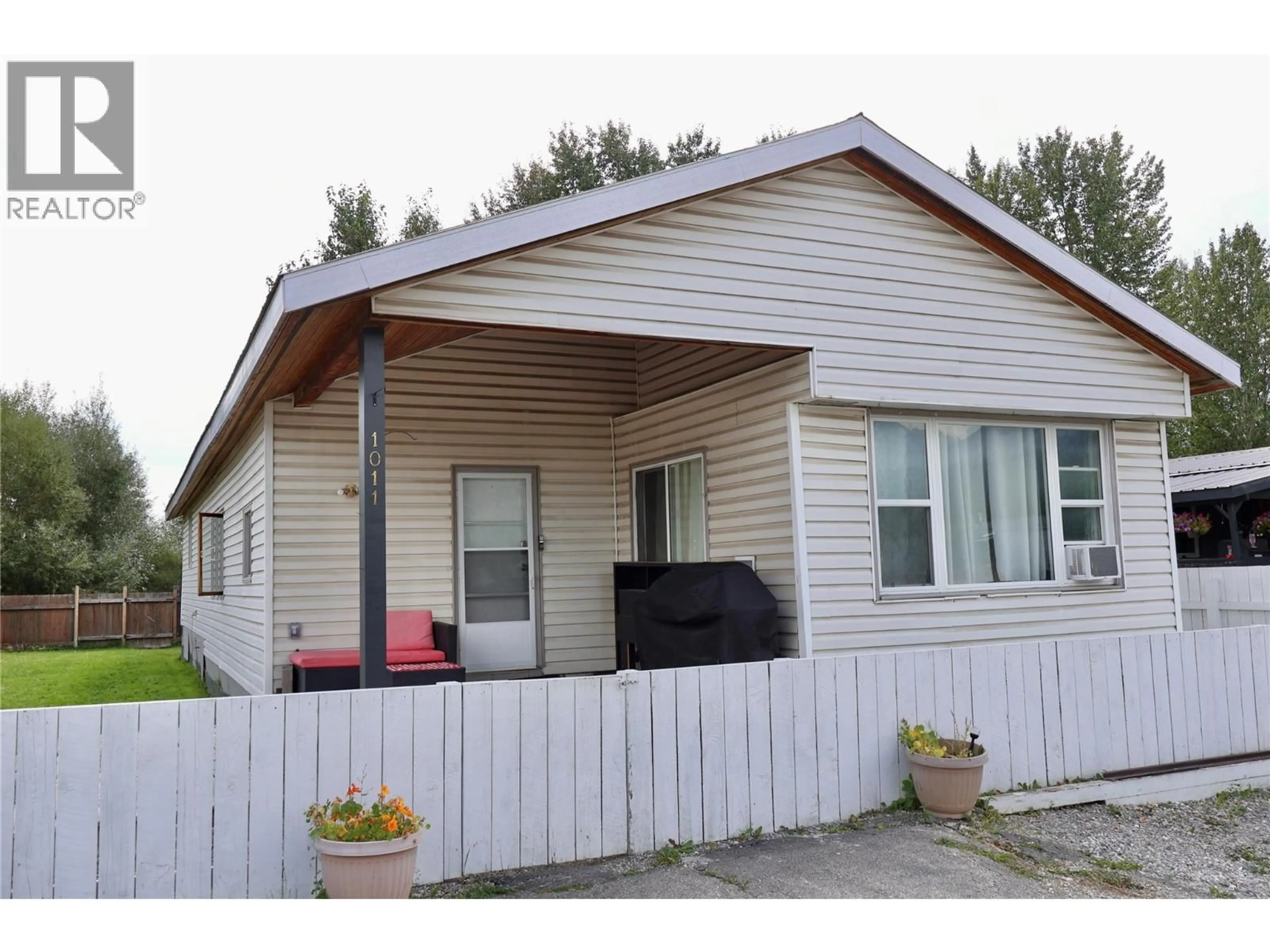 Home with vinyl exterior material, street for 1011 KING CRESCENT, Golden British Columbia V0A1H2