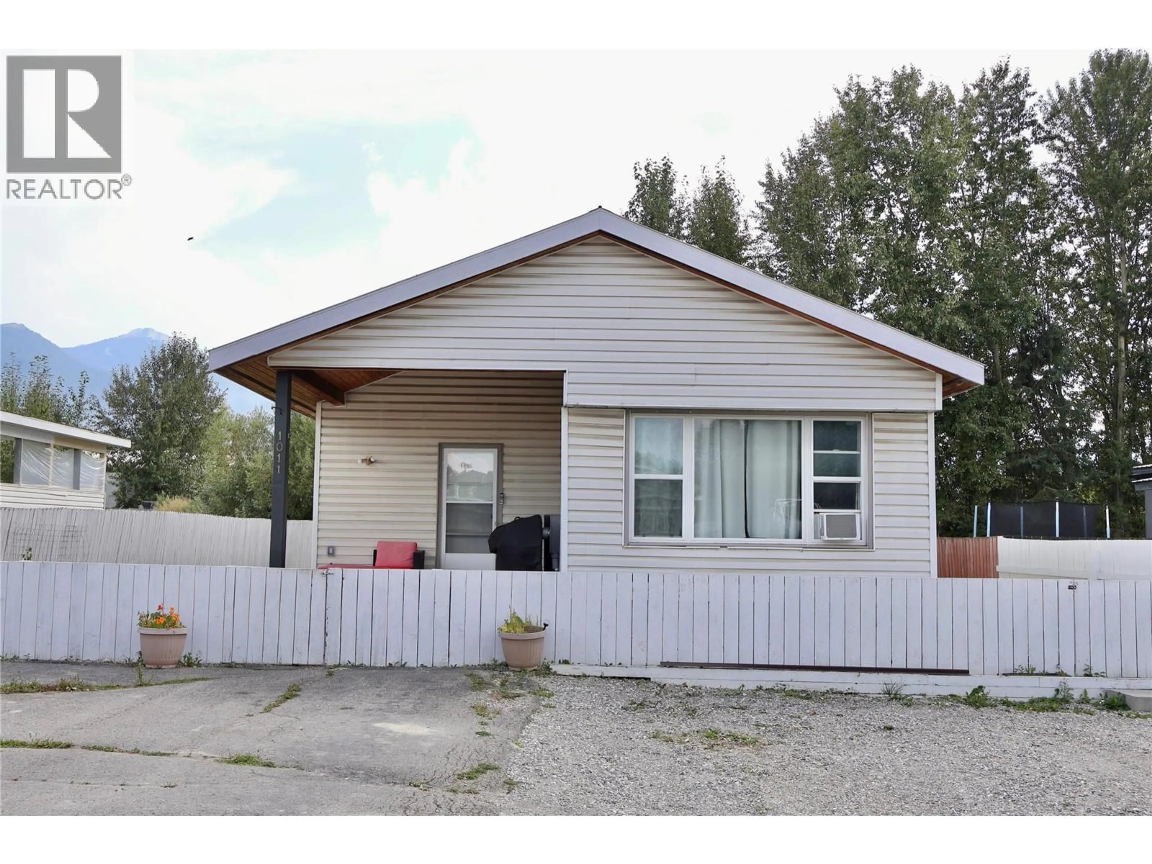 Home with vinyl exterior material, building for 1011 KING CRESCENT, Golden British Columbia V0A1H2