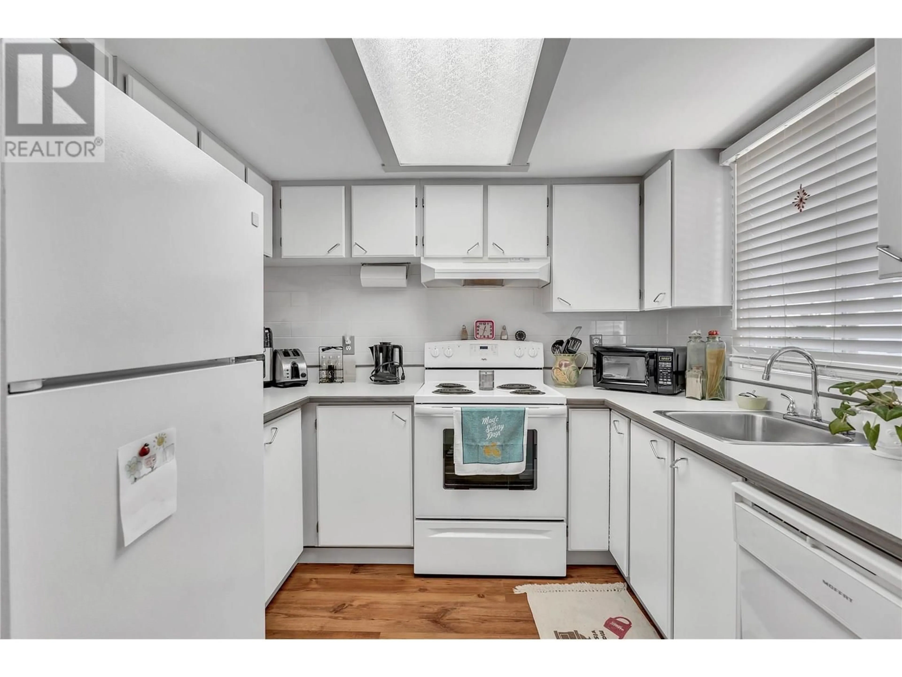Standard kitchen, unknown for 22 - 80 GREEN AVENUE EAST, Penticton British Columbia V2A7P4
